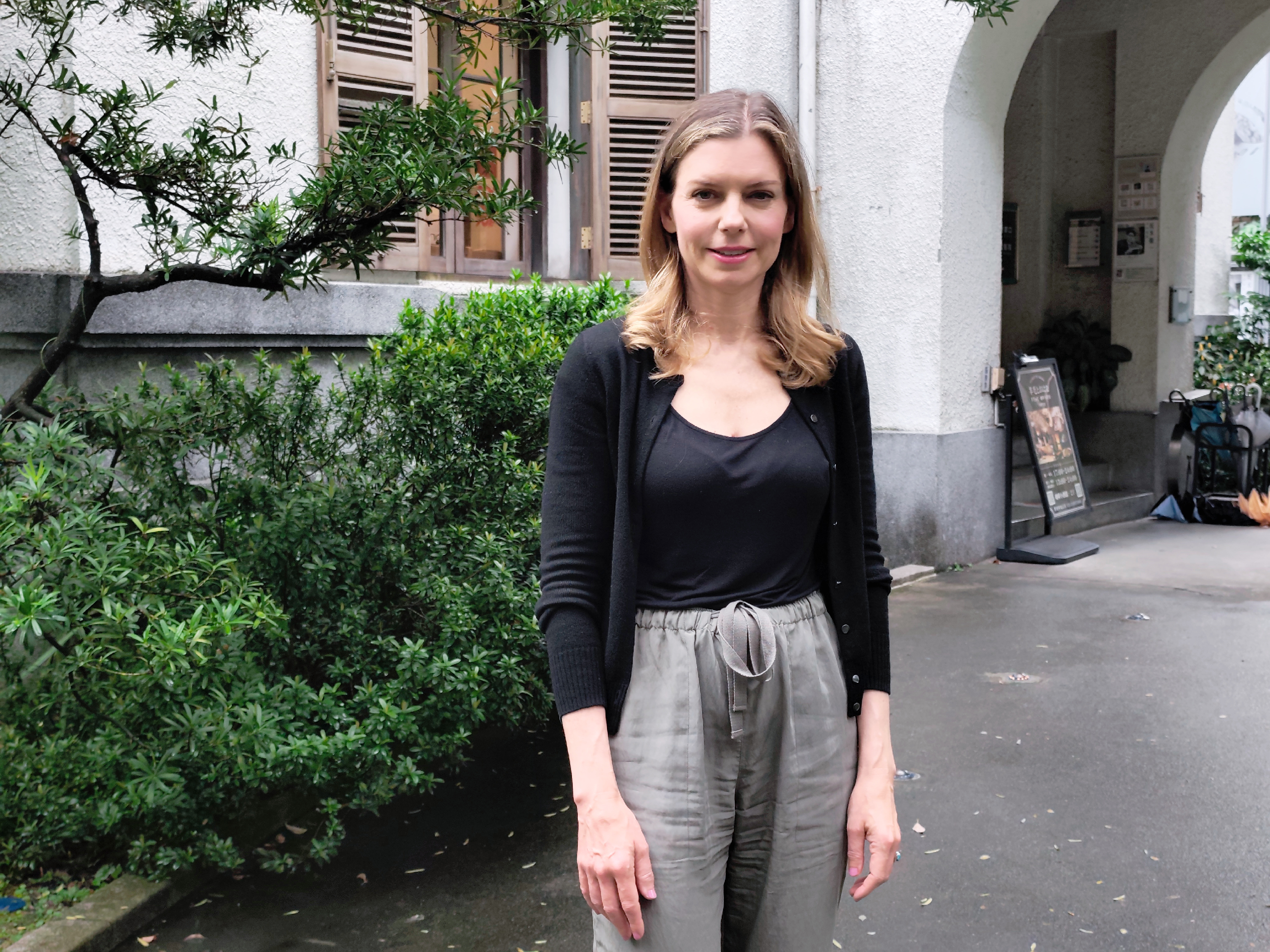 葛靜文擁有美國芝加哥大學東亞研究博士學位，作品曾獲選柏林及坎城等國際影展。