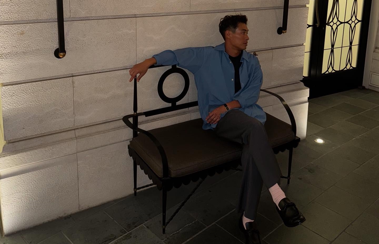 楊祐寧結束度假回歸工作，卻突然曬出戴著氧氣鼻管、躺在床上的照片。（翻攝自臉書@楊祐寧）