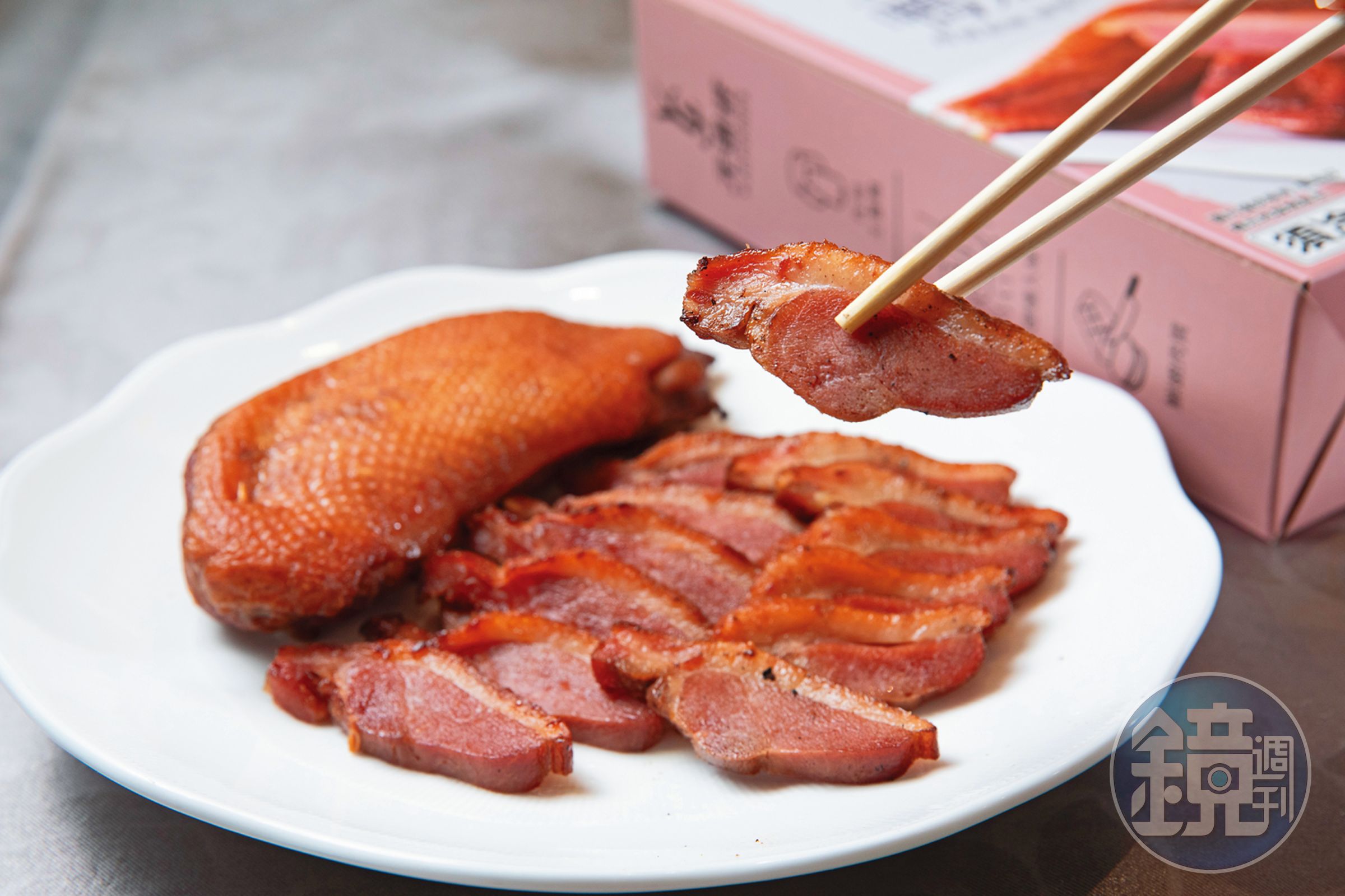 香燻鴨胸使用飼養85天的土番鴨加上香料煙燻,皮薄肉厚頗有嚼勁。(1,499元/盒)