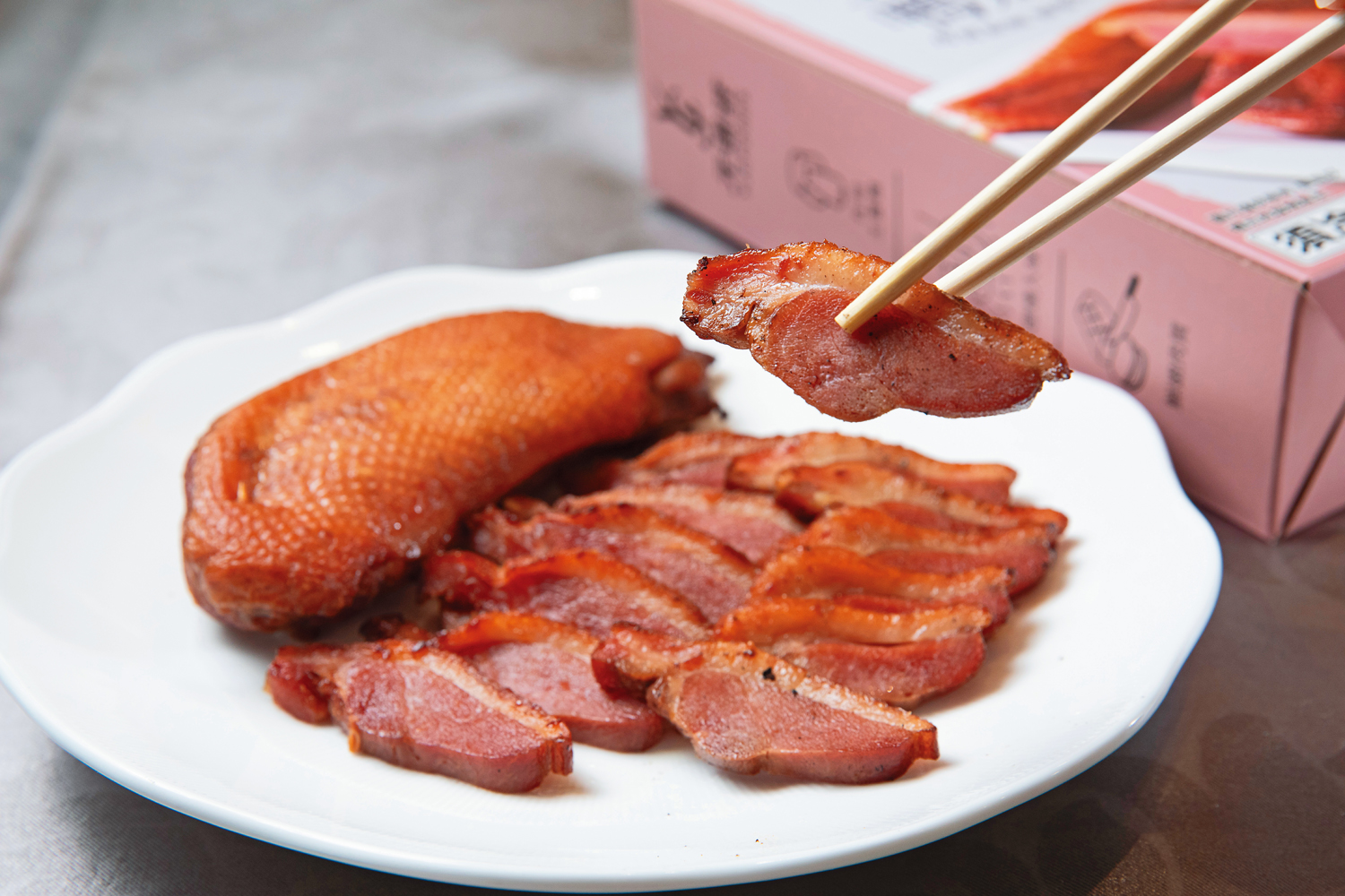 香燻鴨胸使用飼養85天的土番鴨加上香料煙燻,皮薄肉厚頗有嚼勁。(1,499元/盒)