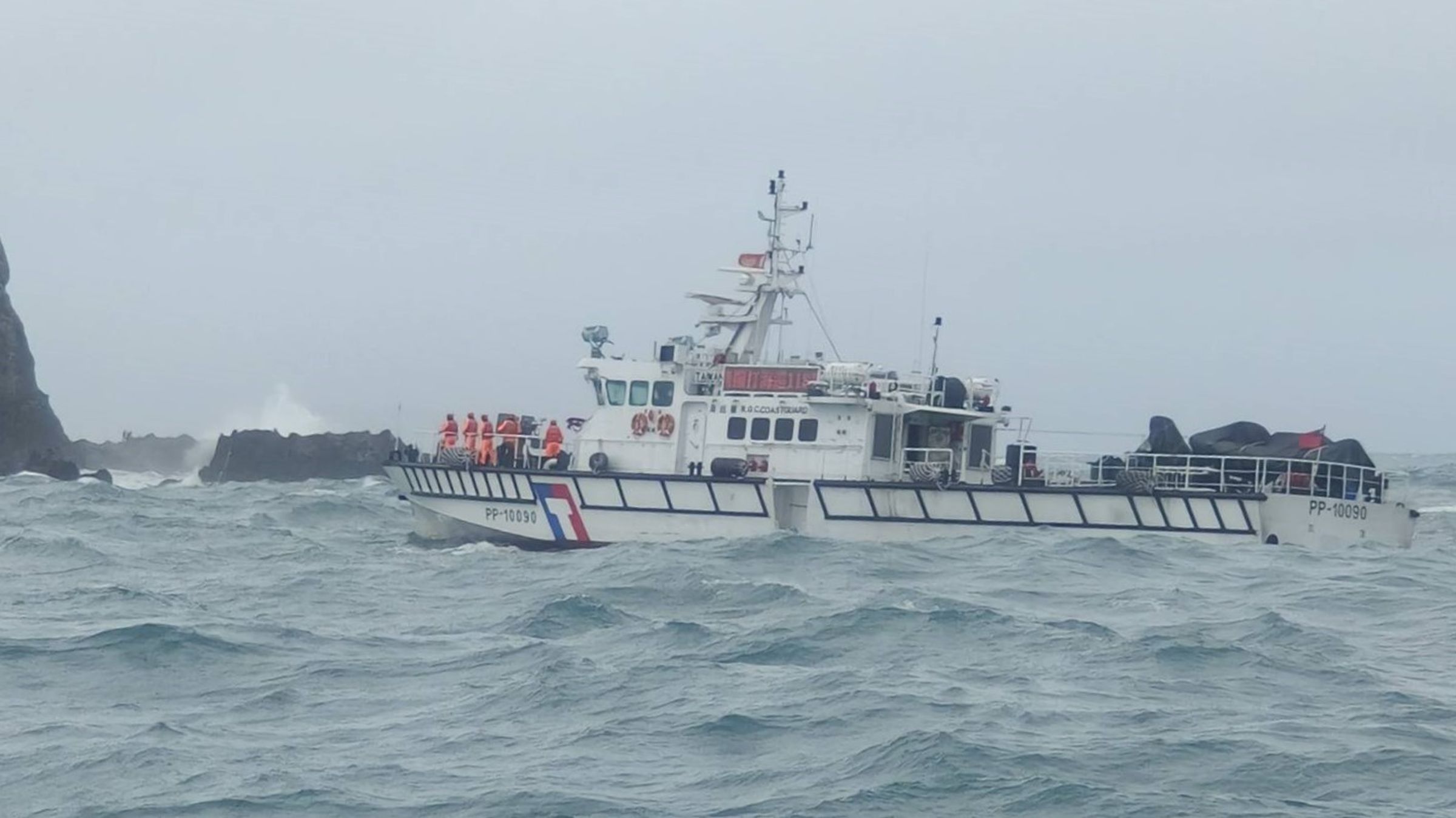基隆嶼四角礁有7名磯釣釣客遭浪襲落海，第一（基隆）海巡隊PP-10090及第十六（澳底）海巡隊PP-3575巡防艇緊急出勤。（海巡署提供）