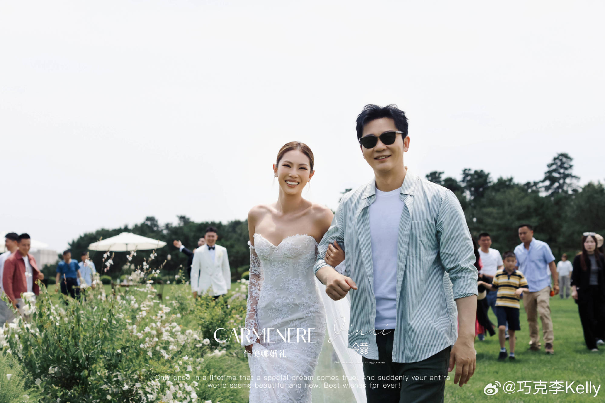 李晨（右）低調參加同父異母親妹李可馨（左）婚禮，大手筆送了2千多萬台幣的保時捷跑車當賀禮。（微博圖片）