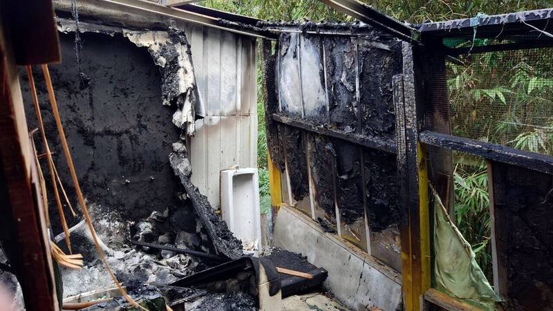 桃園市復興區8日再度停電，一戶人家因點蠟燭照明不慎引發火災，家園被燒得焦黑。（翻攝照片）