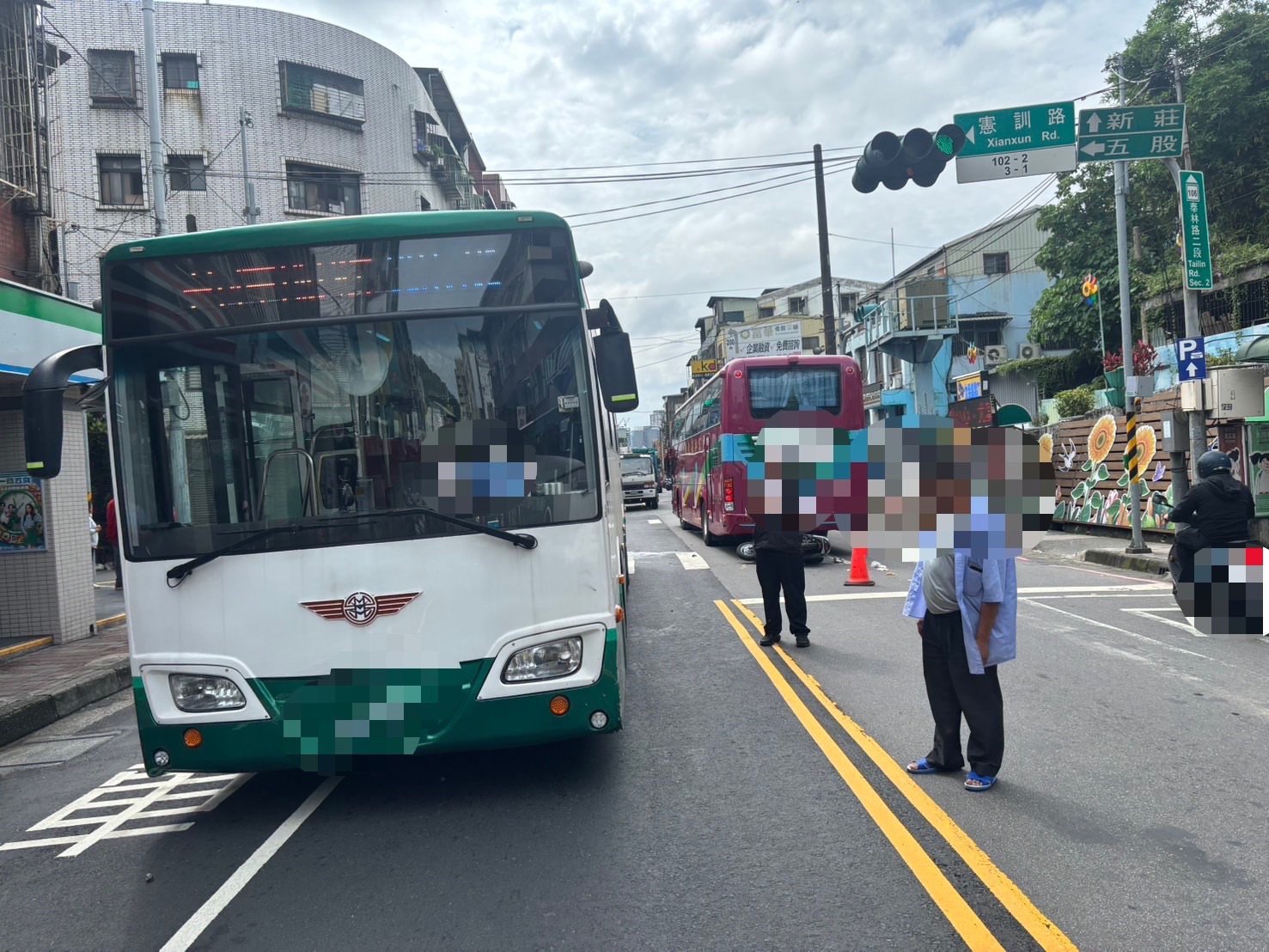 蔡姓婦人在路口待轉先被擦撞倒地後,再被公車撞上,所幸命大沒有生命危險。(翻攝畫面)