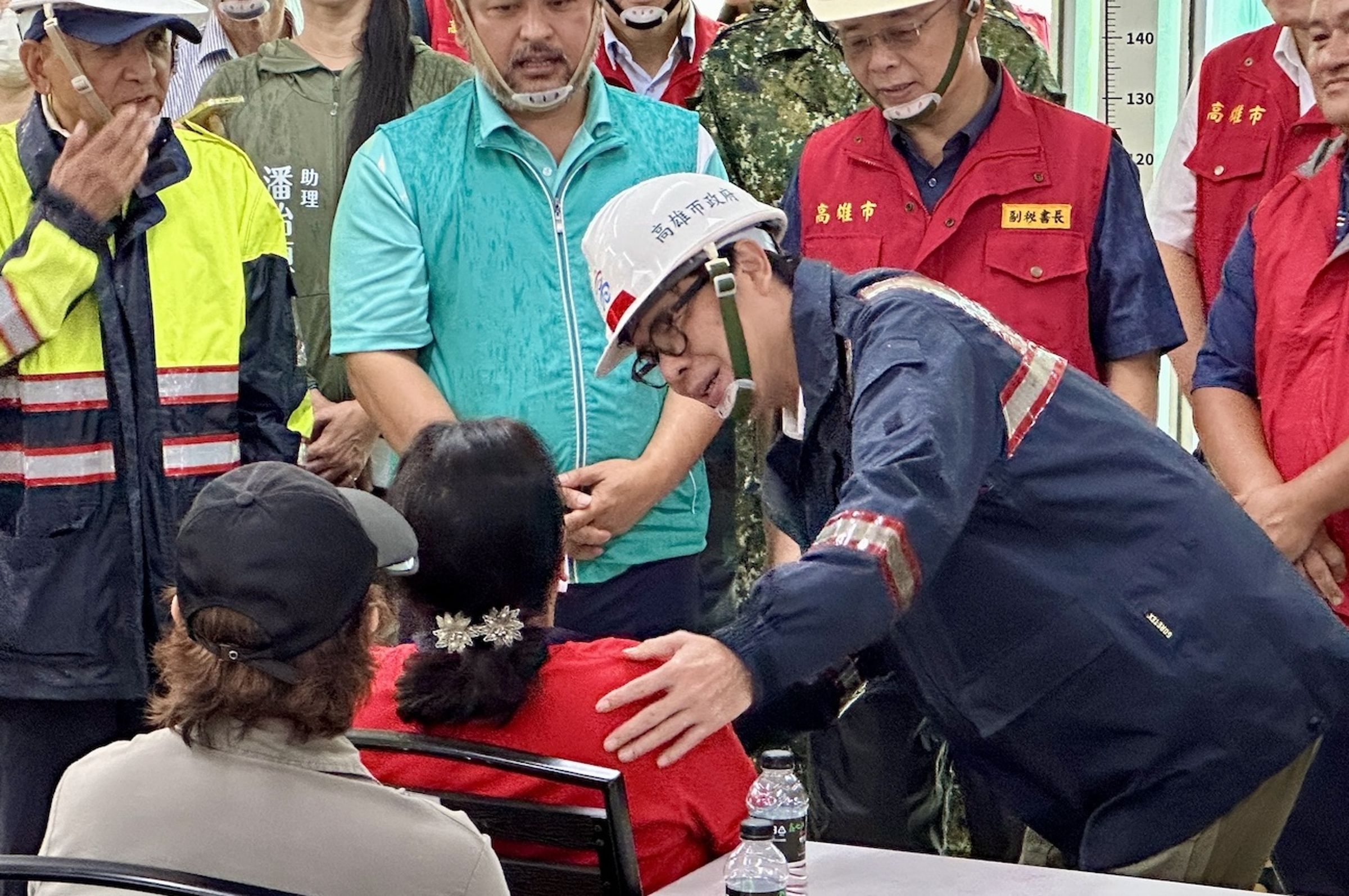陳其邁今赴六龜、桃源視察災情並提供物資，期間他也訪視墜谷5口的李家家屬表示慰問。（翻攝自陳其邁臉書）