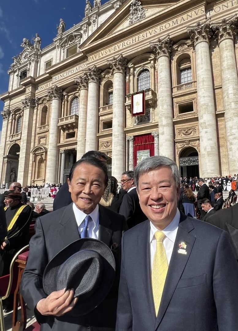 總統特使陳建仁前副總統與日本特使前首相麻生太郎眾議員合影。（外交部提供）