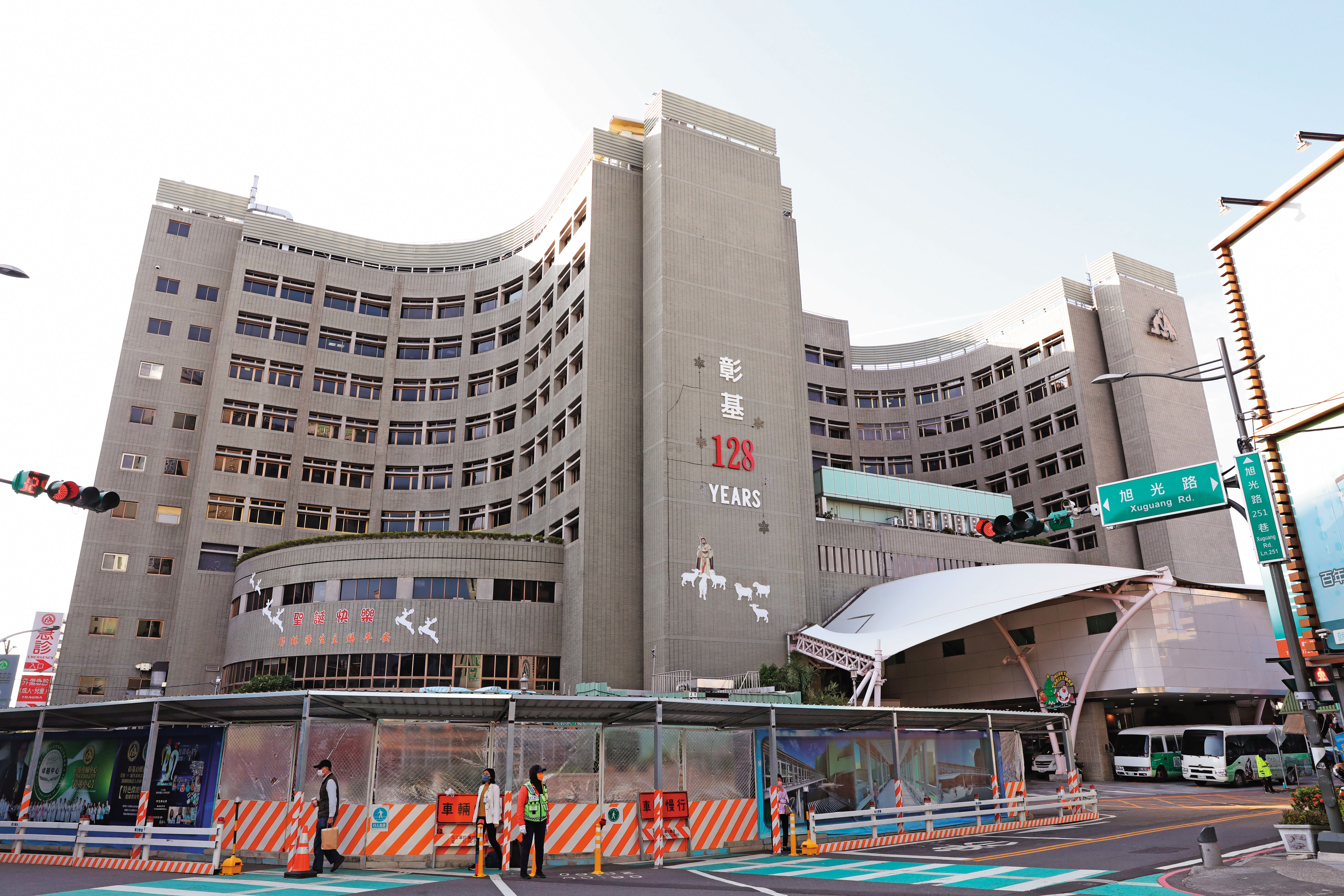 彰化基督教醫院7日發生醫療設備意外，懸掛於檢查台上方的X光機管球設備脫落，砸在病患身上。