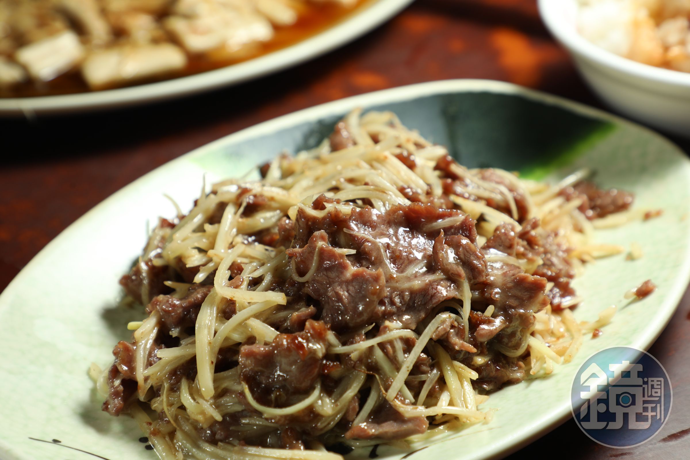 「薑絲牛肉」把切得極細的薑絲與新鮮牛肉同炒，口感非常有趣。（300元／小份）
