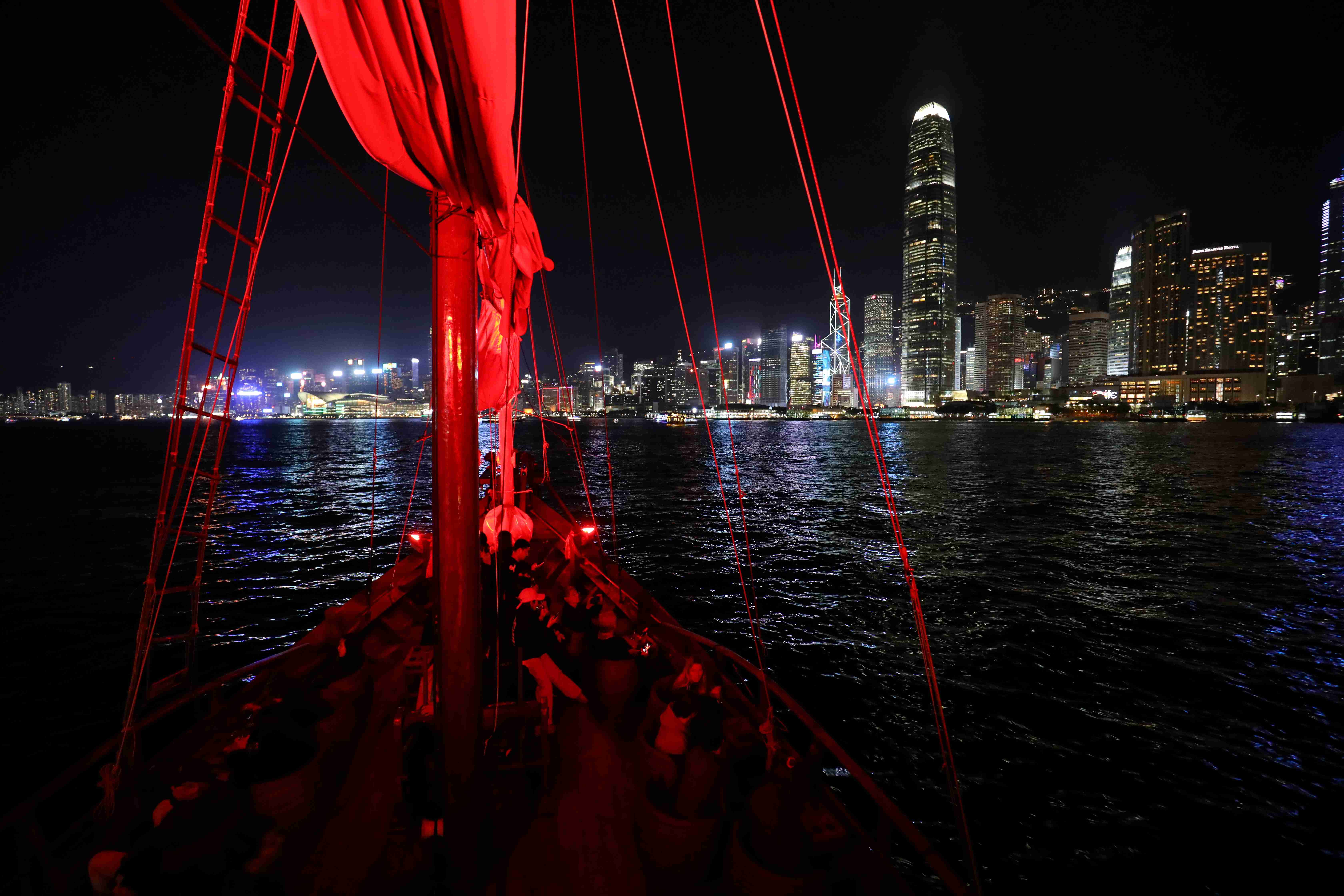 搭上張保仔，便可近距離欣賞九龍與中環兩側的不同美景。