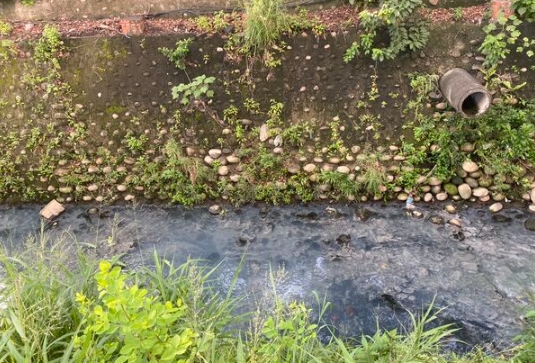 高雄市鳳山區南華一路與臨海路口旁的大排水溝，今清晨驚見一具男性遺體。警方追查確認死者為64歲的王姓男子，王姓男子原居住於當地長照中心，昨日請假外出探友後失聯，不料今晨被發現陳屍水溝，詳細死因仍待檢察官相驗釐清。（翻攝畫面）