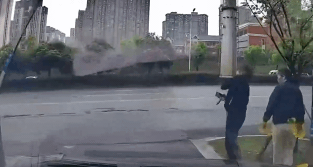 一名女子因違規行走停車場汽車出入口，不幸遭感應升起的柵欄桿擊中臉部，導致牙齒嚴重受損。（翻攝自微博）