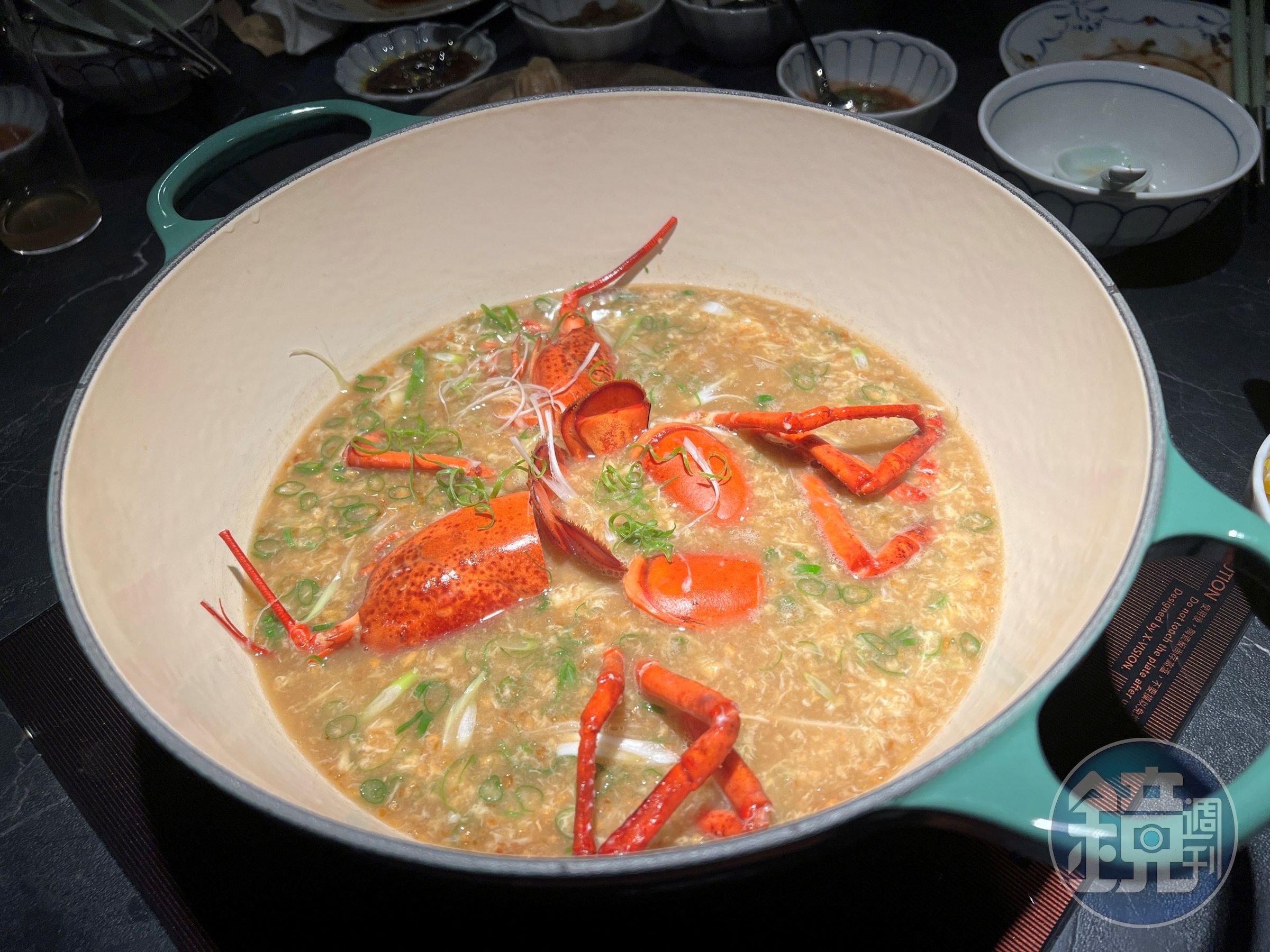 最後將剩餘的火鍋料撈起，另外煮成避風塘泡飯作為美味收尾。