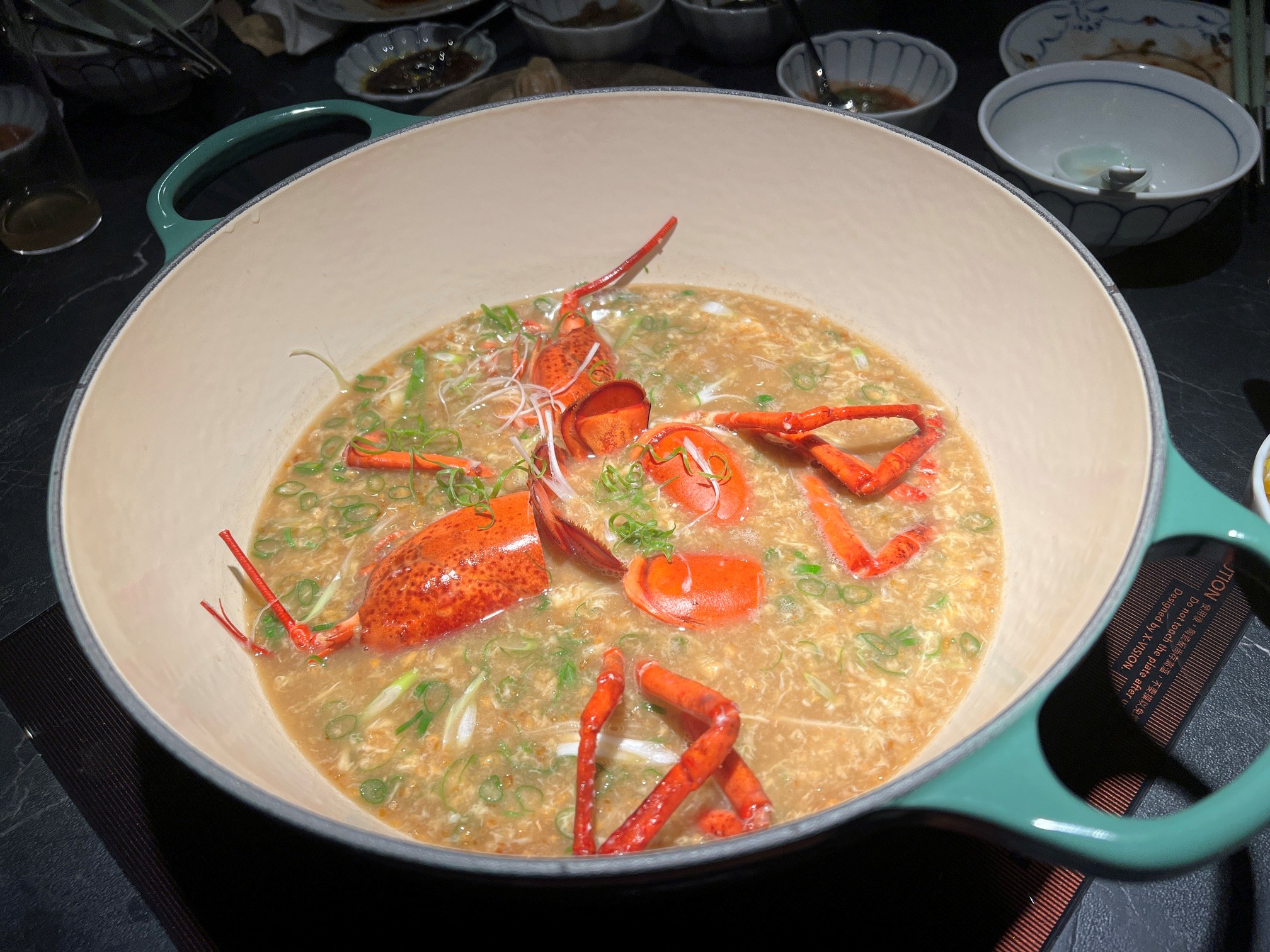 最後將剩餘的火鍋料撈起,另外煮成避風塘泡飯作為美味收尾。