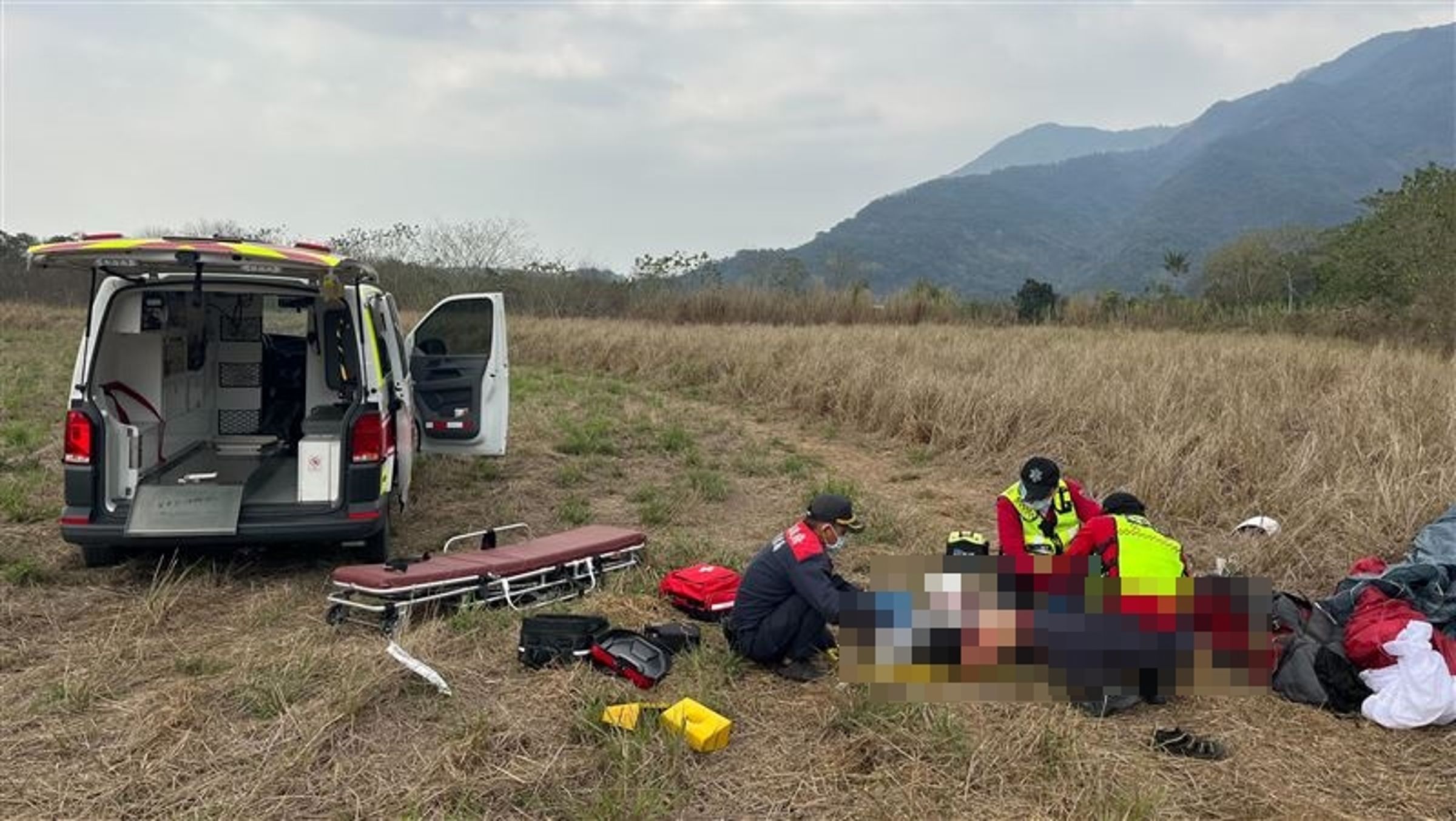 屏東三地門鄉賽嘉飛行場,今天傳出有人從高空墜落意外,死者為53歲戴姓男子。(翻攝畫面)