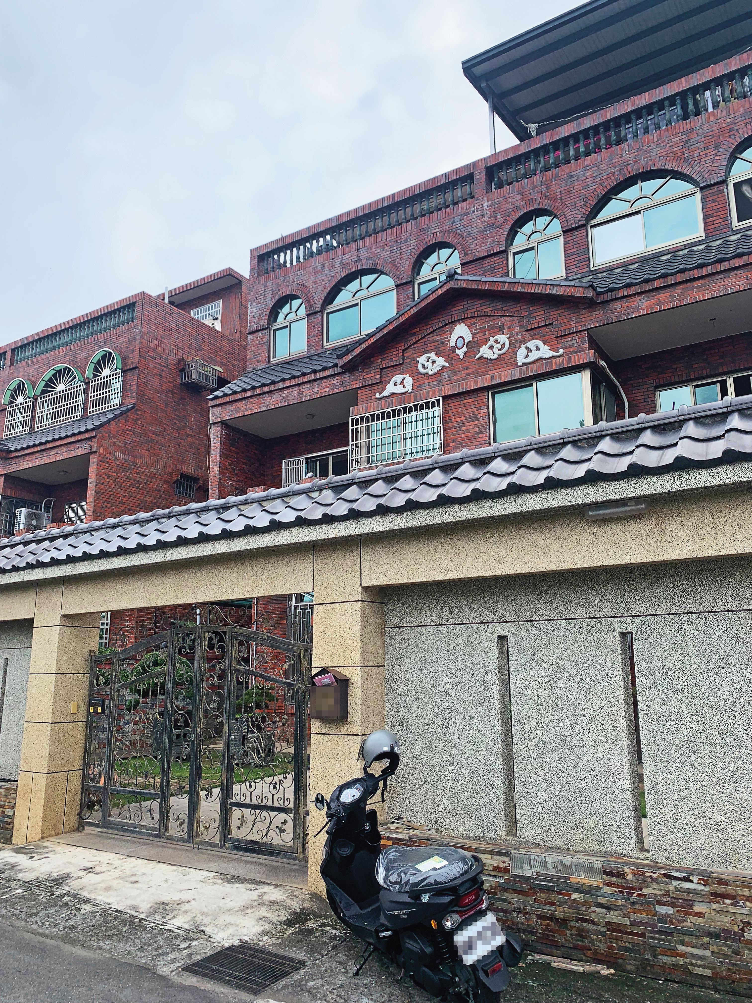 許淑華擔任立委時，曾邀債主蕭先生等人到許家（圖）喬債。