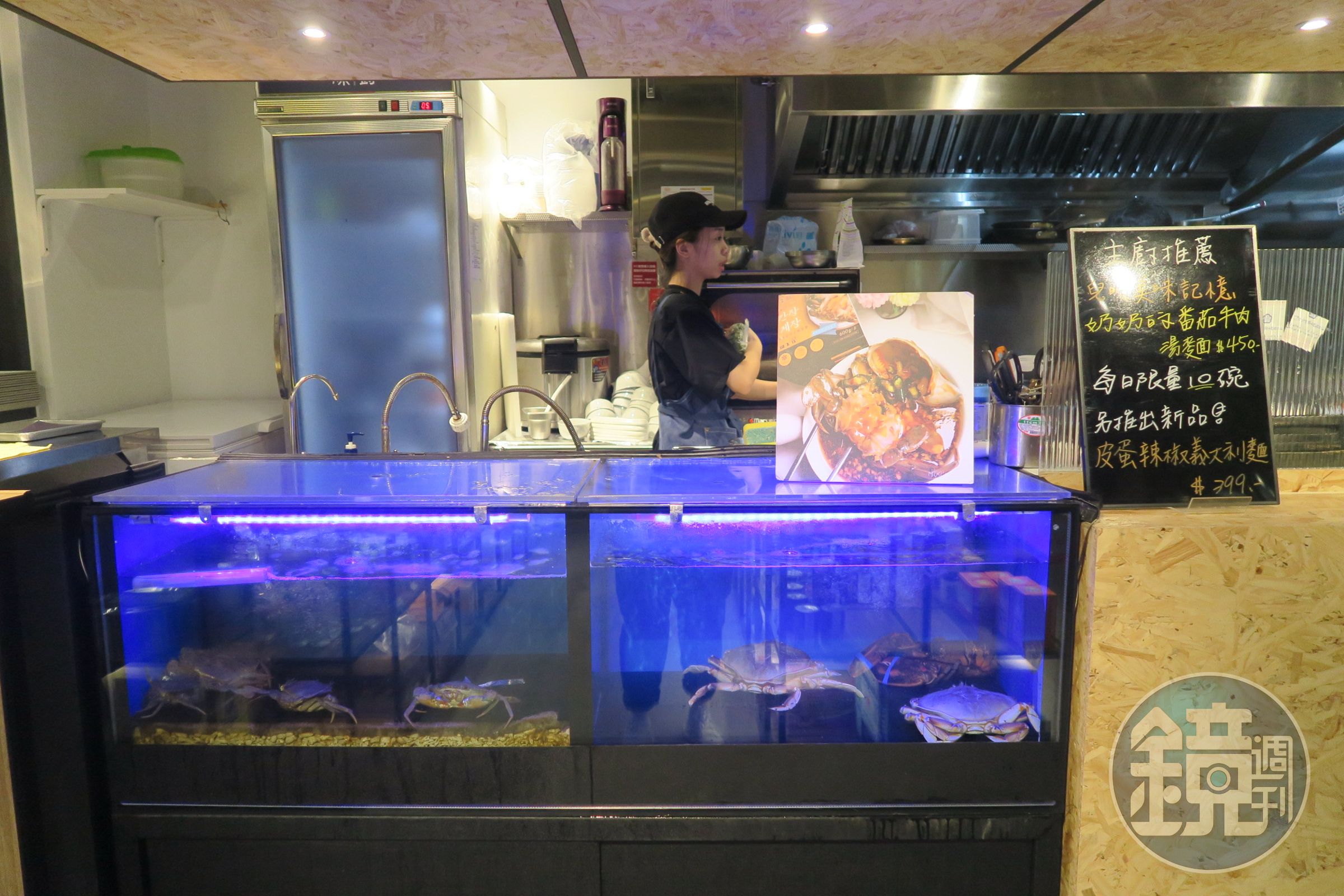 兼營火鍋店的老闆，特地裝了水族箱，也可以代客料理活體海鮮。除了食材費用，料理費從160～300元不等。
