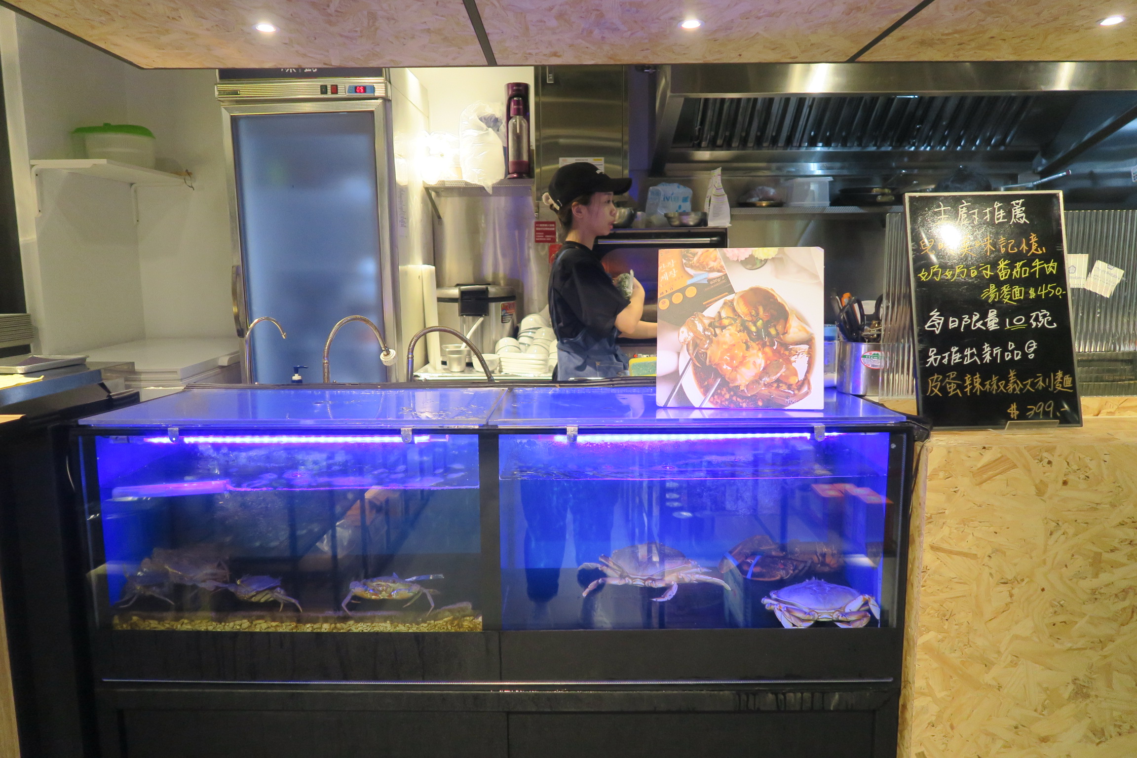 兼營火鍋店的老闆，特地裝了水族箱，也可以代客料理活體海鮮。除了食材費用，料理費從160～300元不等。