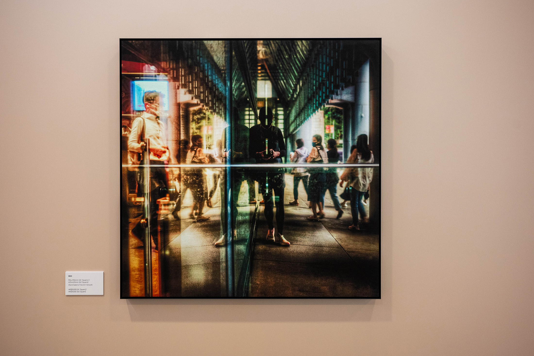 在「晨」展區的系列作品中,可以看見發哥透過鏡面反射等手法,呈現出攝影師與被攝者之間的微妙關係。(海港城提供)