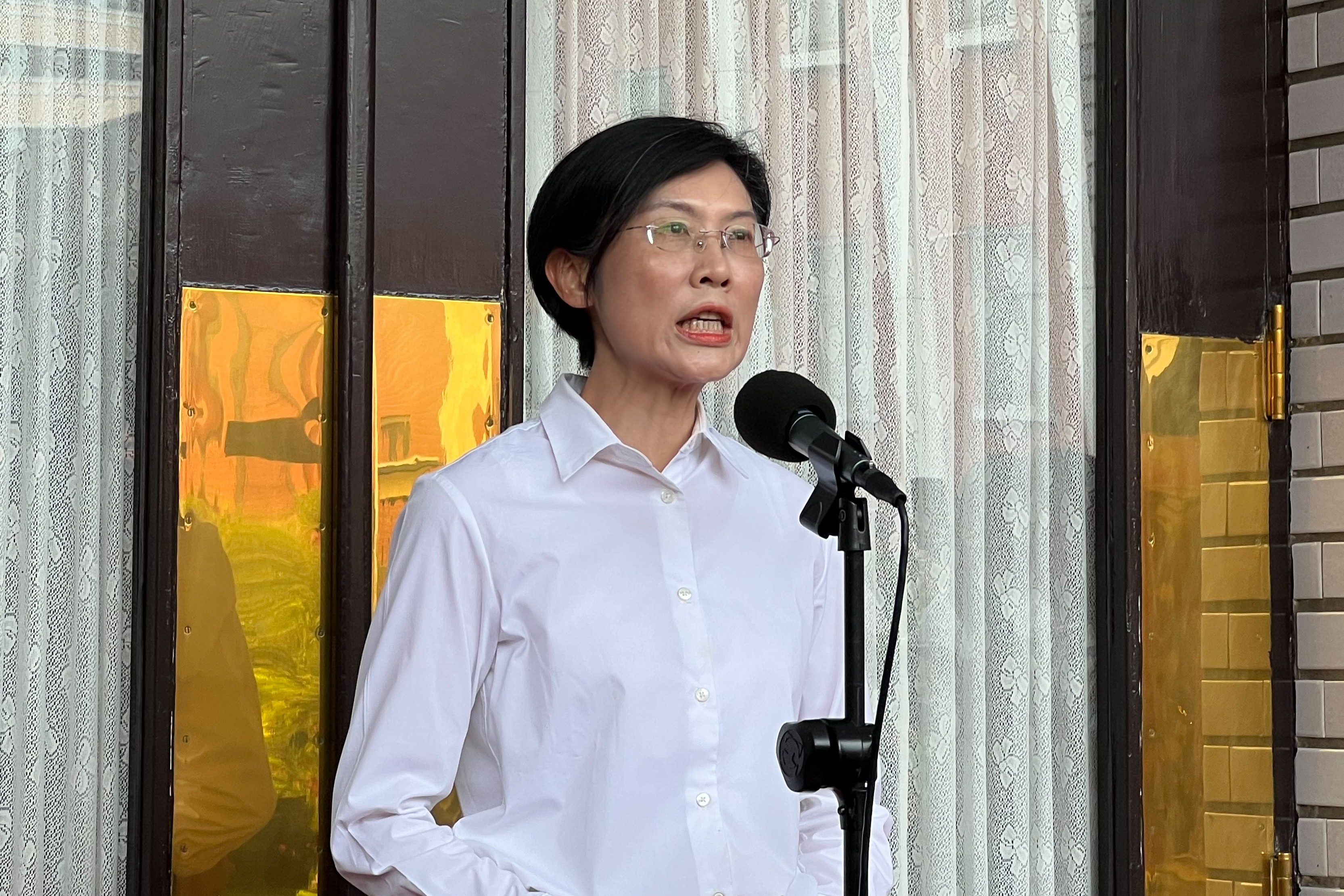 林岱樺今天現身立法院回應曖昧訊息，指特定媒體對「善良的修行人」進行羞辱式人格毀滅，她不接受訪問，僅回應3字「戰到底」後迅速閃人。（鏡報袁維駿攝）