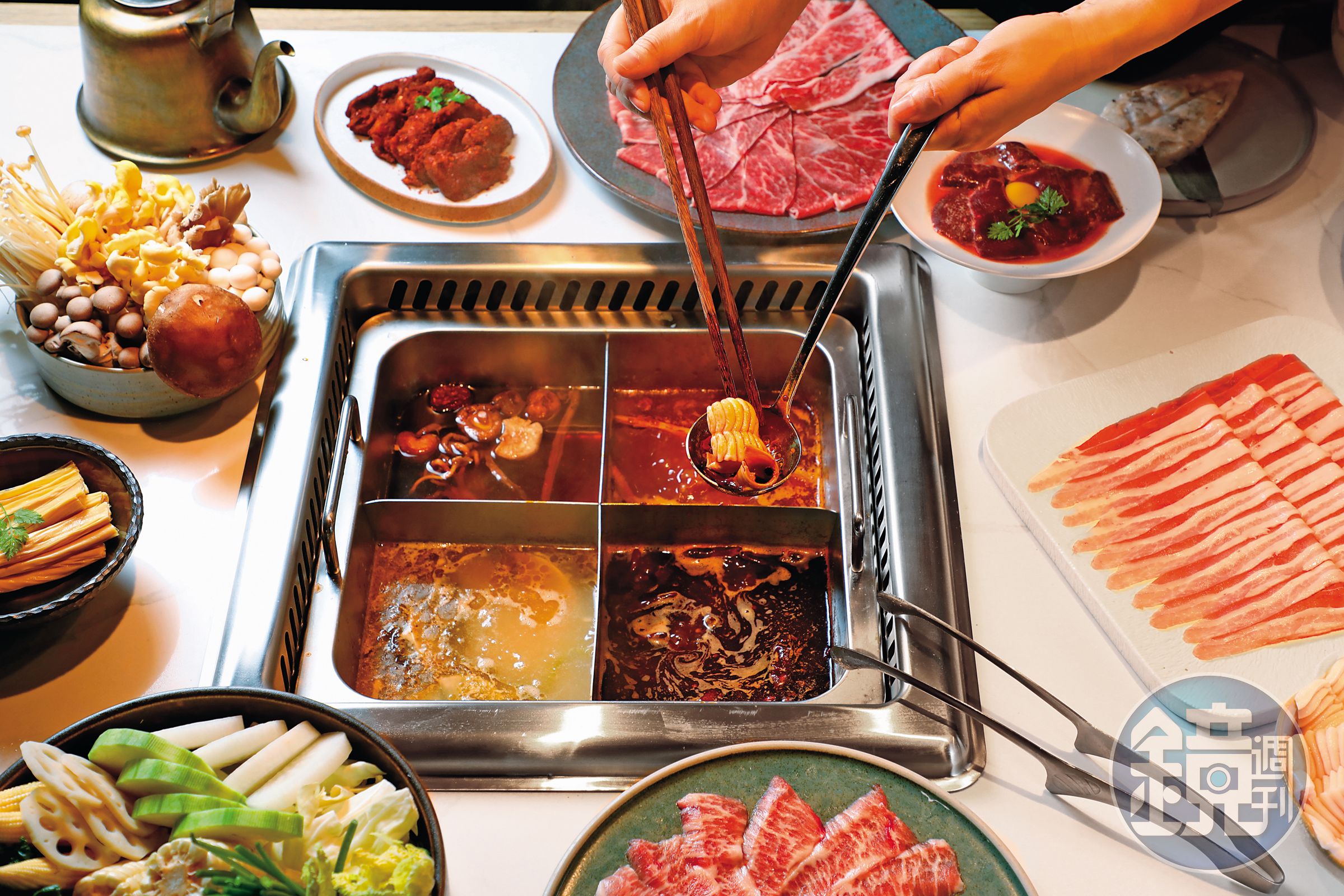 點四宮格可把「重慶牛油鍋」(右下,320元/份)「酸菜魚鍋」(左下,220元/份)「番茄鍋」(右上,240元/份)和「菌菇鍋」(左上,180元/份)一網打盡。
