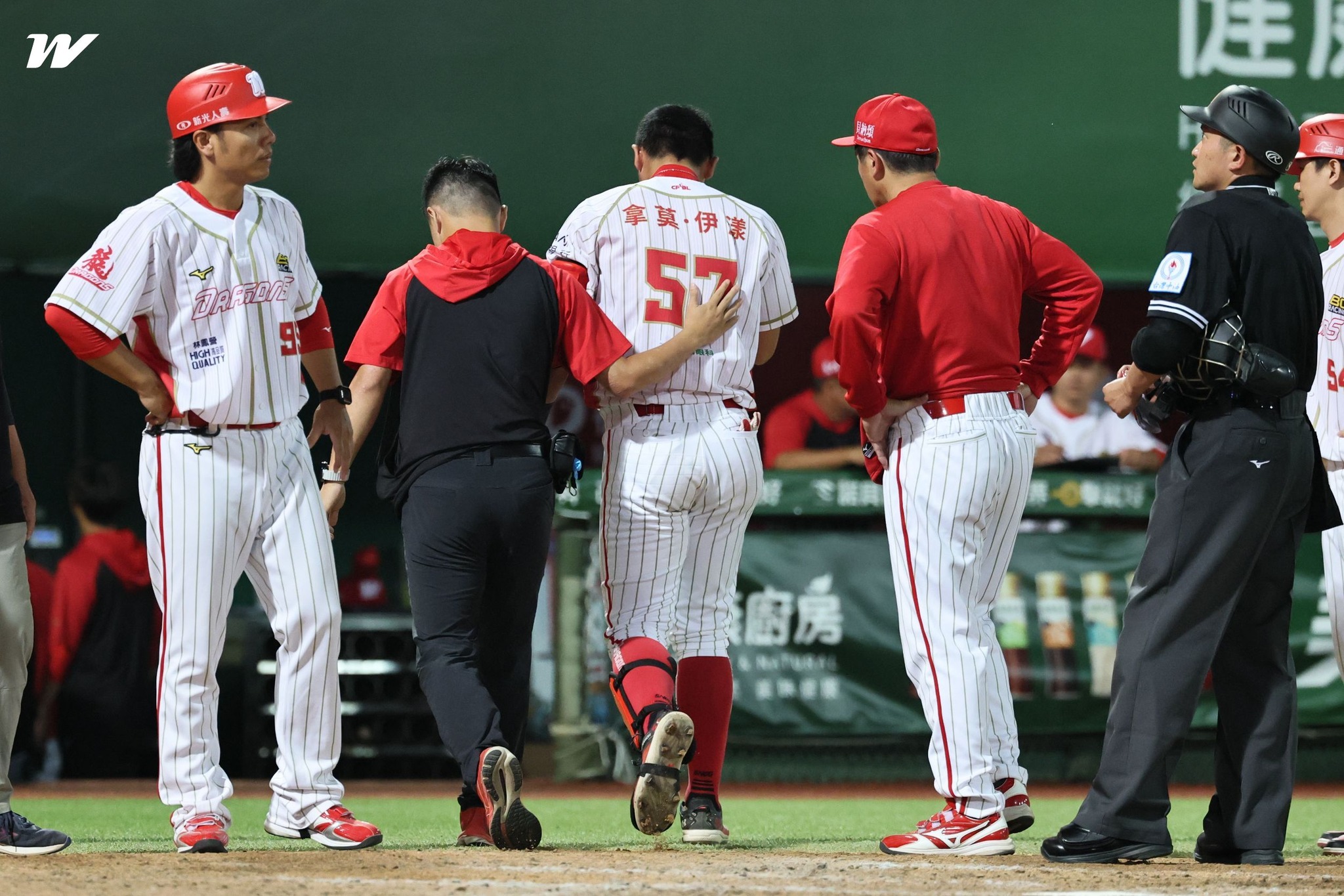 拿莫．伊漾挨了一記頭部觸身球，竟被酸民嗆「番仔死了也好」，讓他不忍了揚言提告。（翻攝自味全龍臉書）