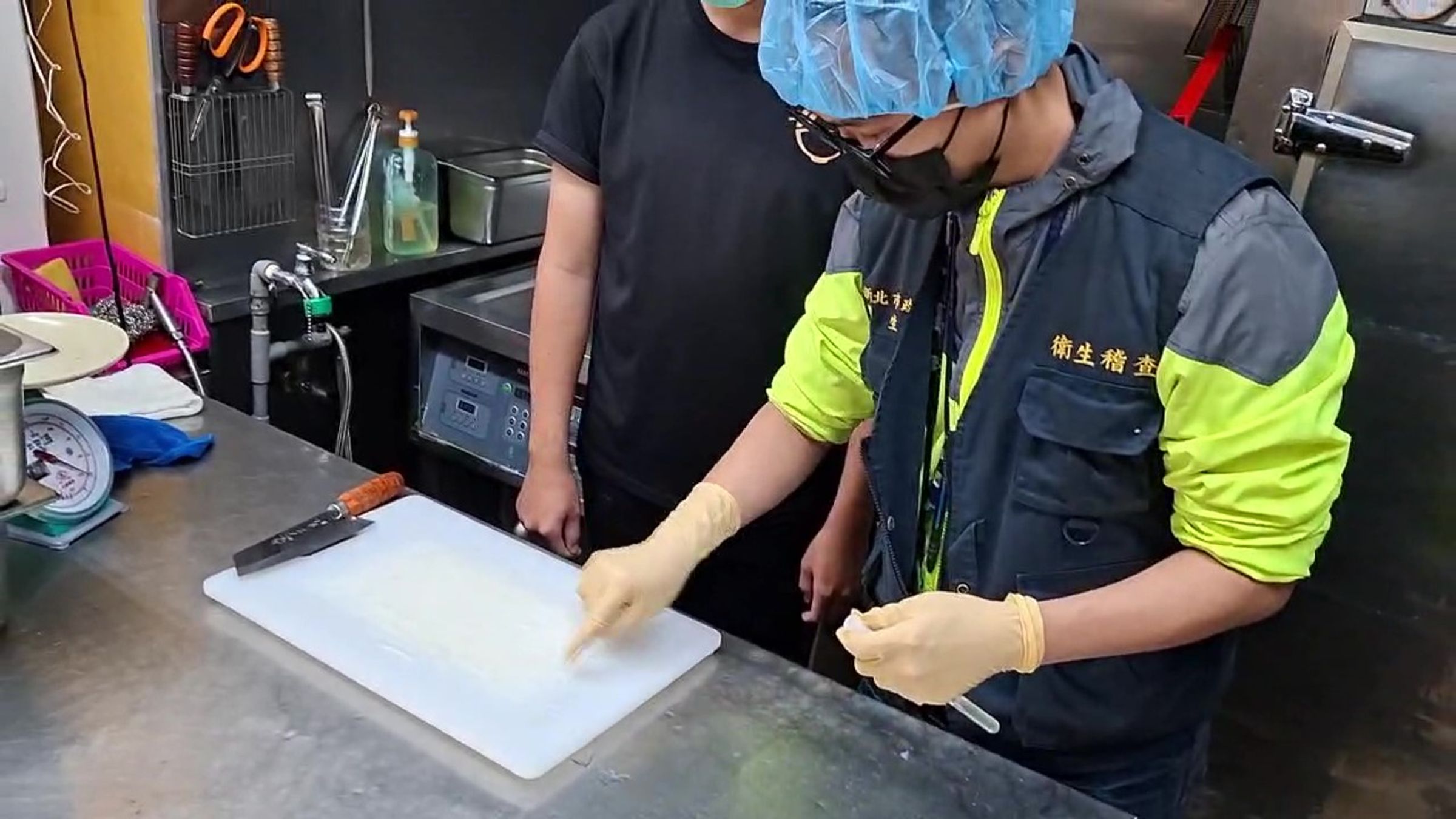 新北市便當店「清六食堂」疑食物中毒案,增至143人就醫。(新北市衛生局提供)