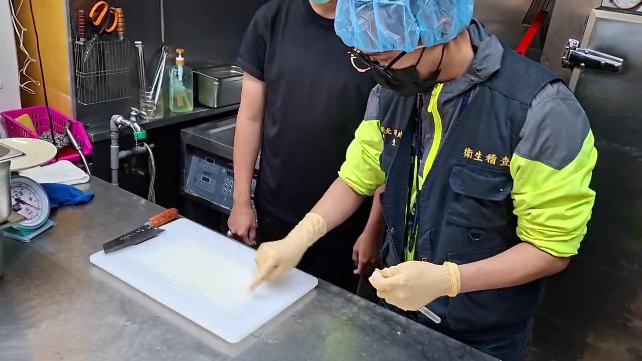 新北市便當店「清六食堂」疑食物中毒案，增至143人就醫。（新北市衛生局提供）