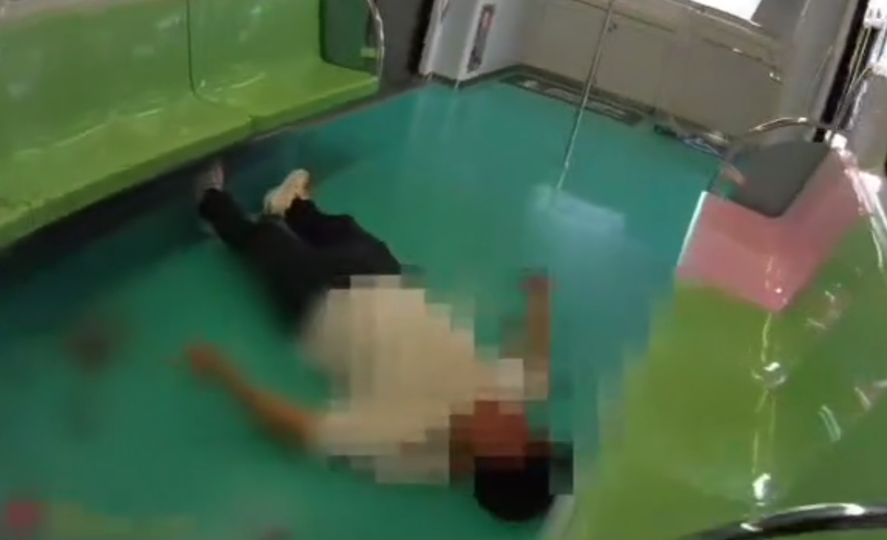 洪嫌犯下隨機砍人案後倒在車廂地板上。（翻攝照片）