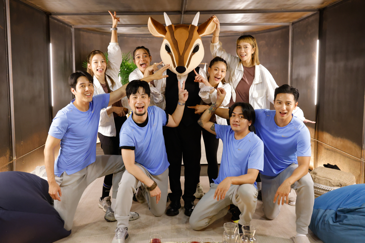 《不在我的世界當勇者》集合胡宇威（左一）、大霈（右後）、楊奇煜（前排右一）等不同領域代表主持。（公視提供）