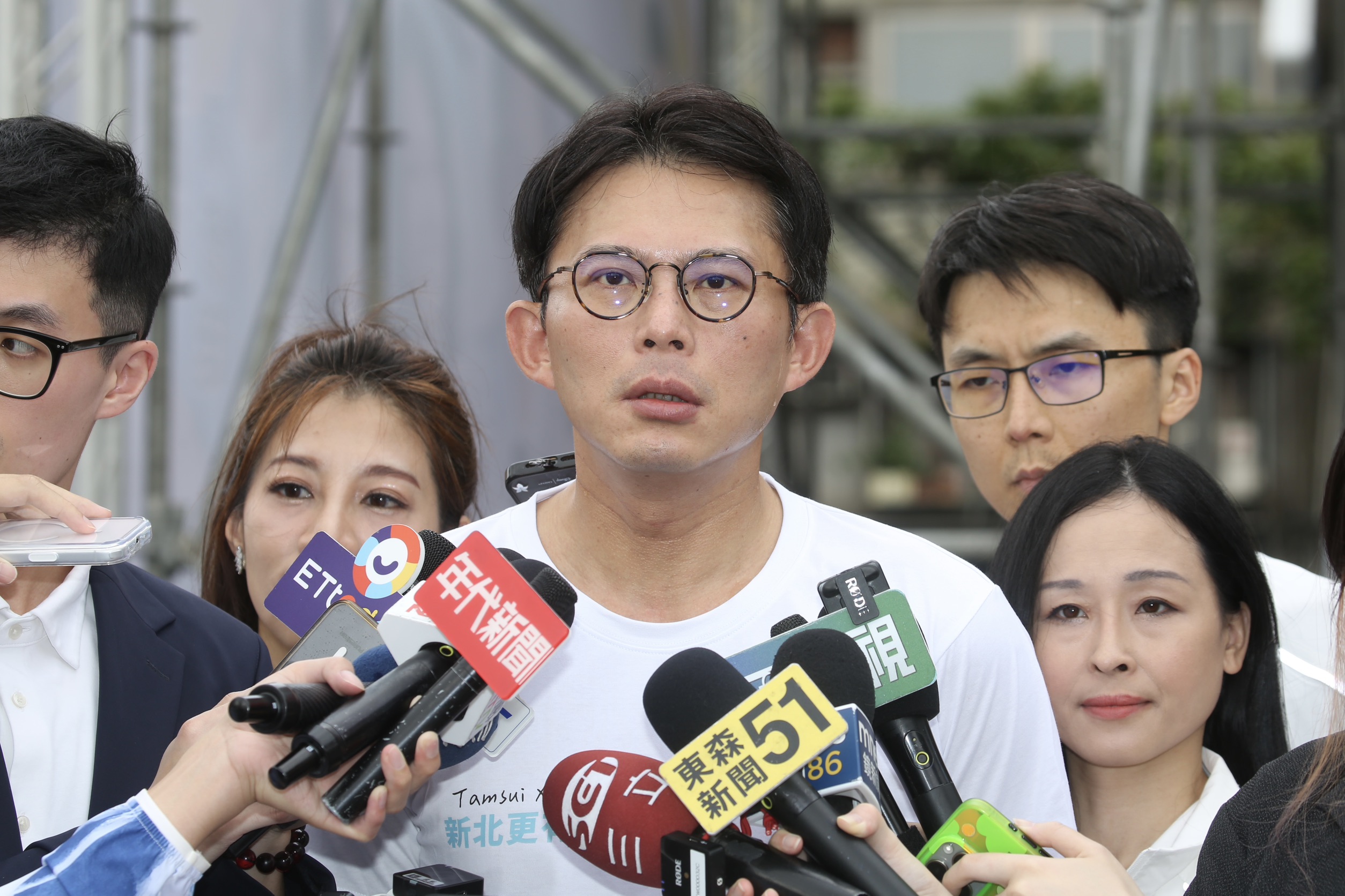 黃國昌承諾「做不好隨時打包走人」,活動前被問藍白合進度,他透露4月底前會有答案。(鏡報董孟航)