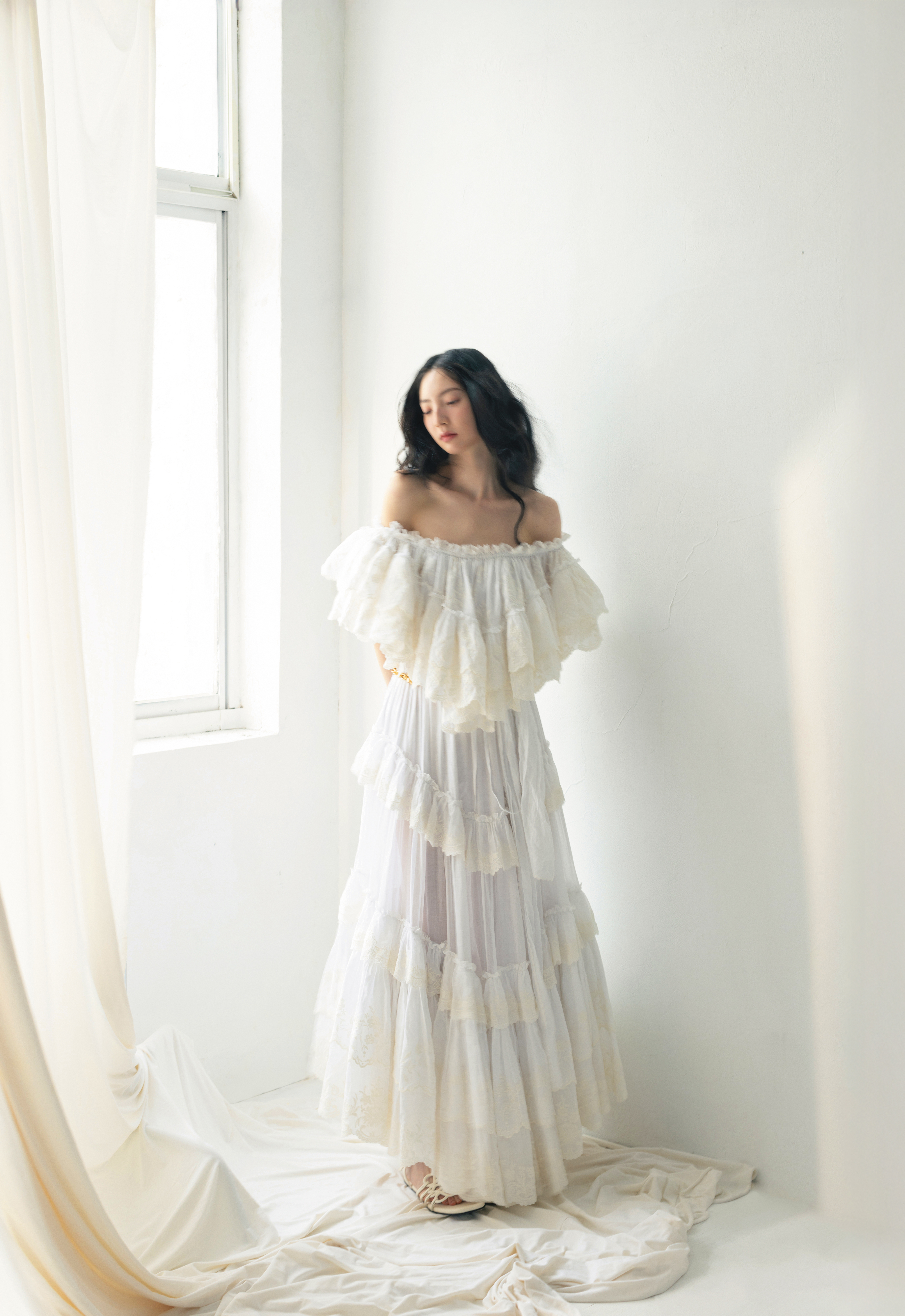 奶白色蕾絲平口洋裝NT$315,900 by Chloé／Bow白色蝴蝶結鏈條腰帶NT$64,000 by Chloé／Anagram小牛皮涼鞋NT$33,000 by LOEWE