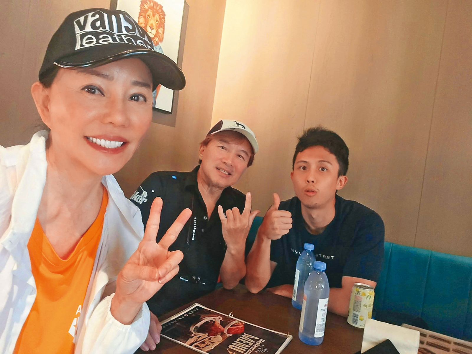 去年狄鶯在臉書放上自己、孫安佐幫孫鵬歡度父親節的天倫畫面。（翻攝自狄鶯臉書）