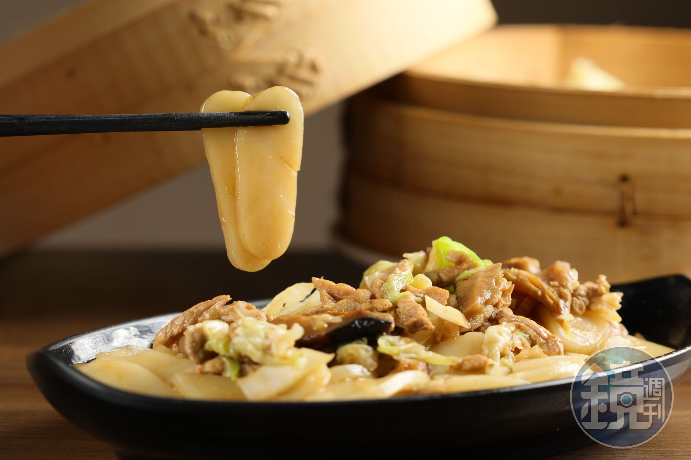 「上海炒年糕」醬油香明顯，年糕軟Q不爛，配著高麗菜、肉絲吃，滋味很家常。（120元／份）