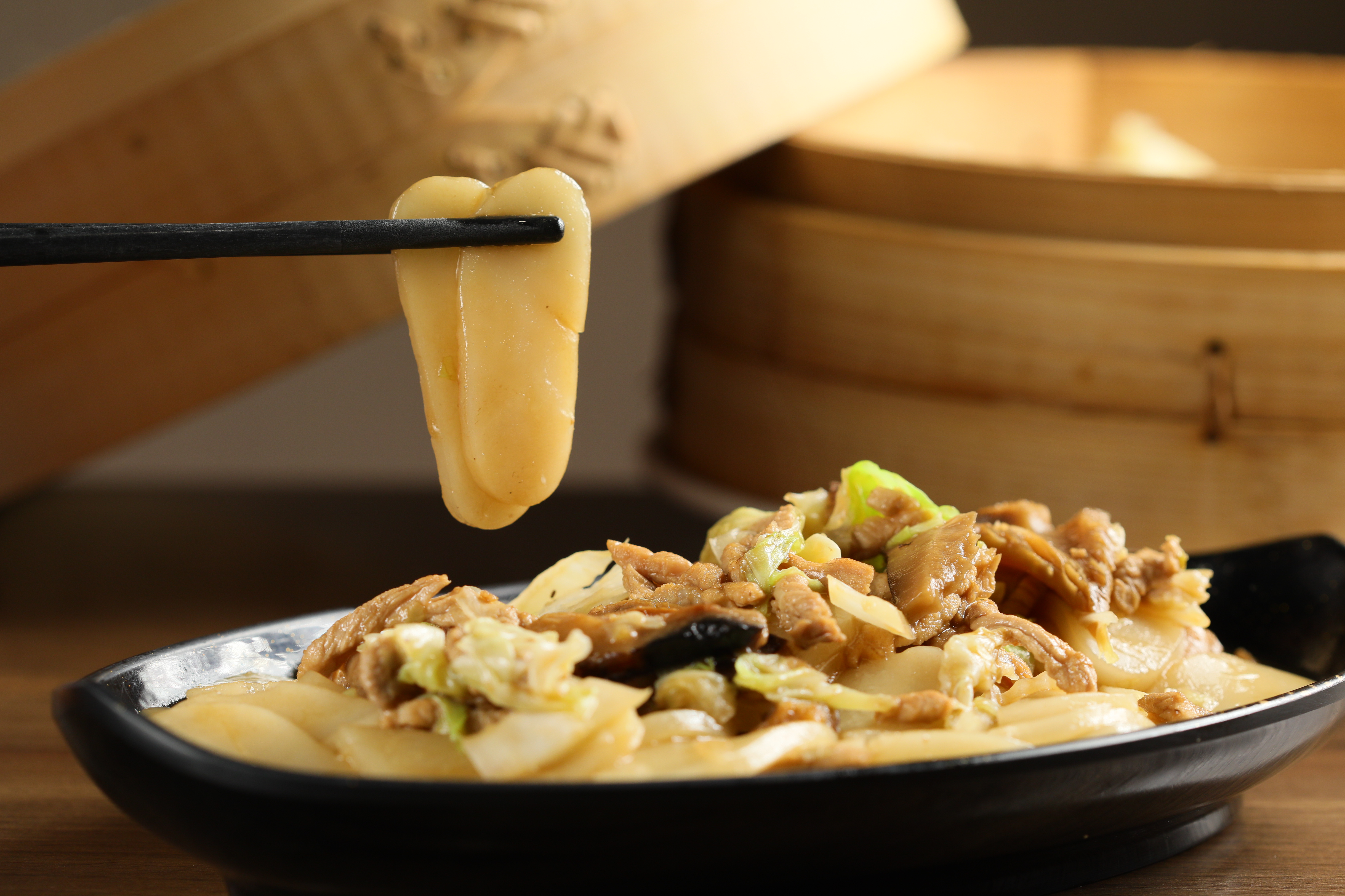 「上海炒年糕」醬油香明顯，年糕軟Q不爛，配著高麗菜、肉絲吃，滋味很家常。（120元／份）