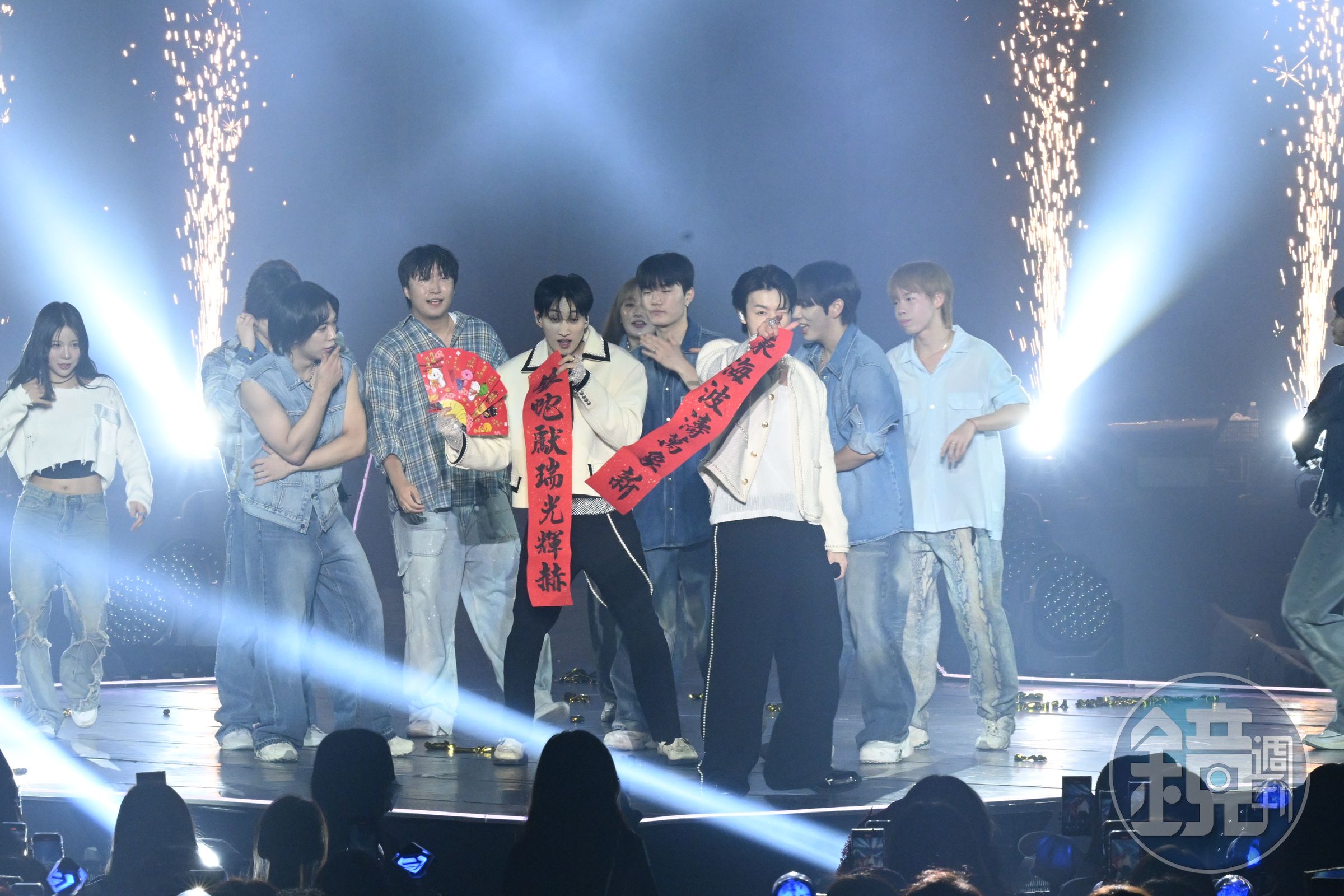 SUPER JUNIOR-D&E 東海與銀赫舉春聯向大家拜年。（讀者提供）