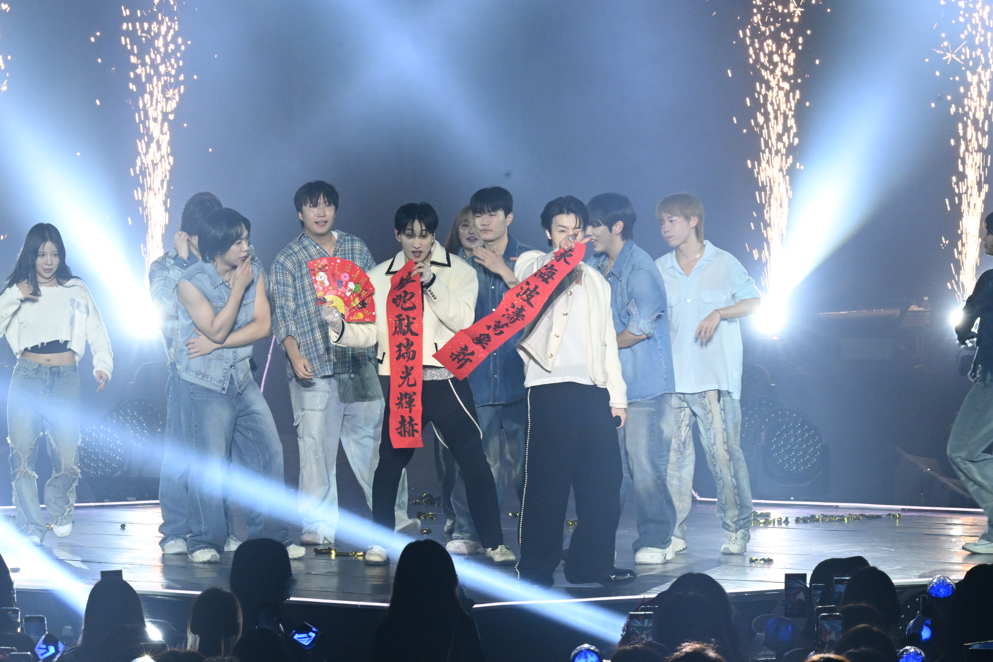 SUPER JUNIOR-D&E 東海與銀赫舉春聯向大家拜年。（讀者提供）