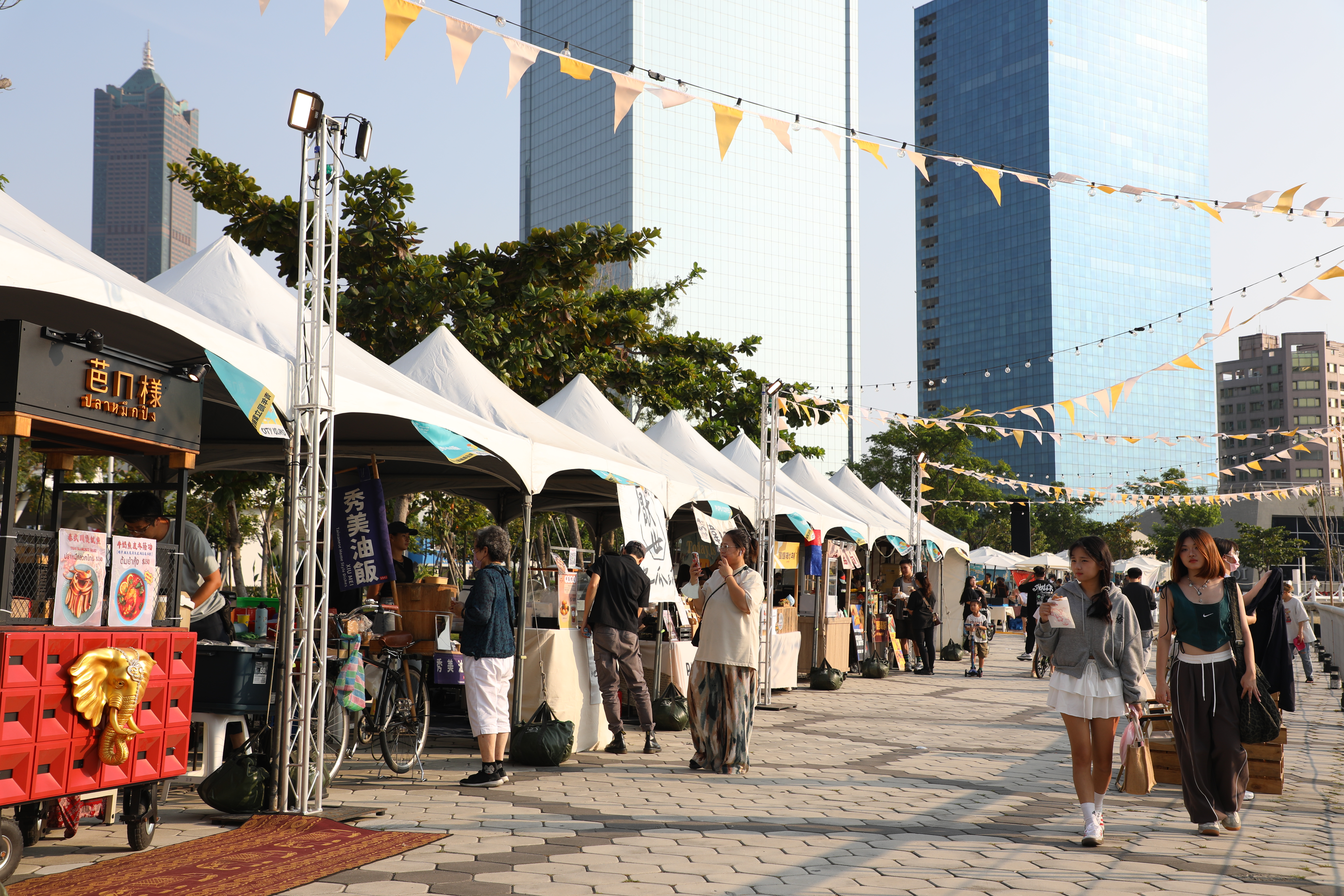 在高雄流行音樂中心珊瑚礁群連續2天舉辦的「城市嶼浪」，開幕首日吸引逾萬人潮造訪同歡。
