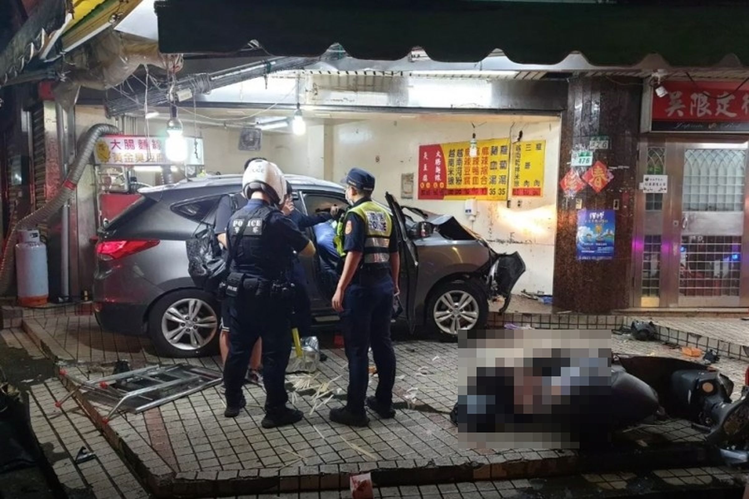 15歲少年無照偷開外祖父的汽車，卻蛇行暴衝撞進東湖市場內的臭豆腐店，導致3死2悲劇。（翻攝自記者爆料網）
