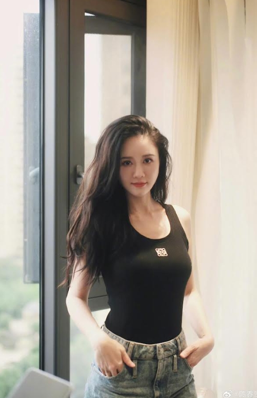 陳喬恩愛吃路邊攤,如蚵仔煎、燒烤等。(翻攝自陳喬恩微博)
