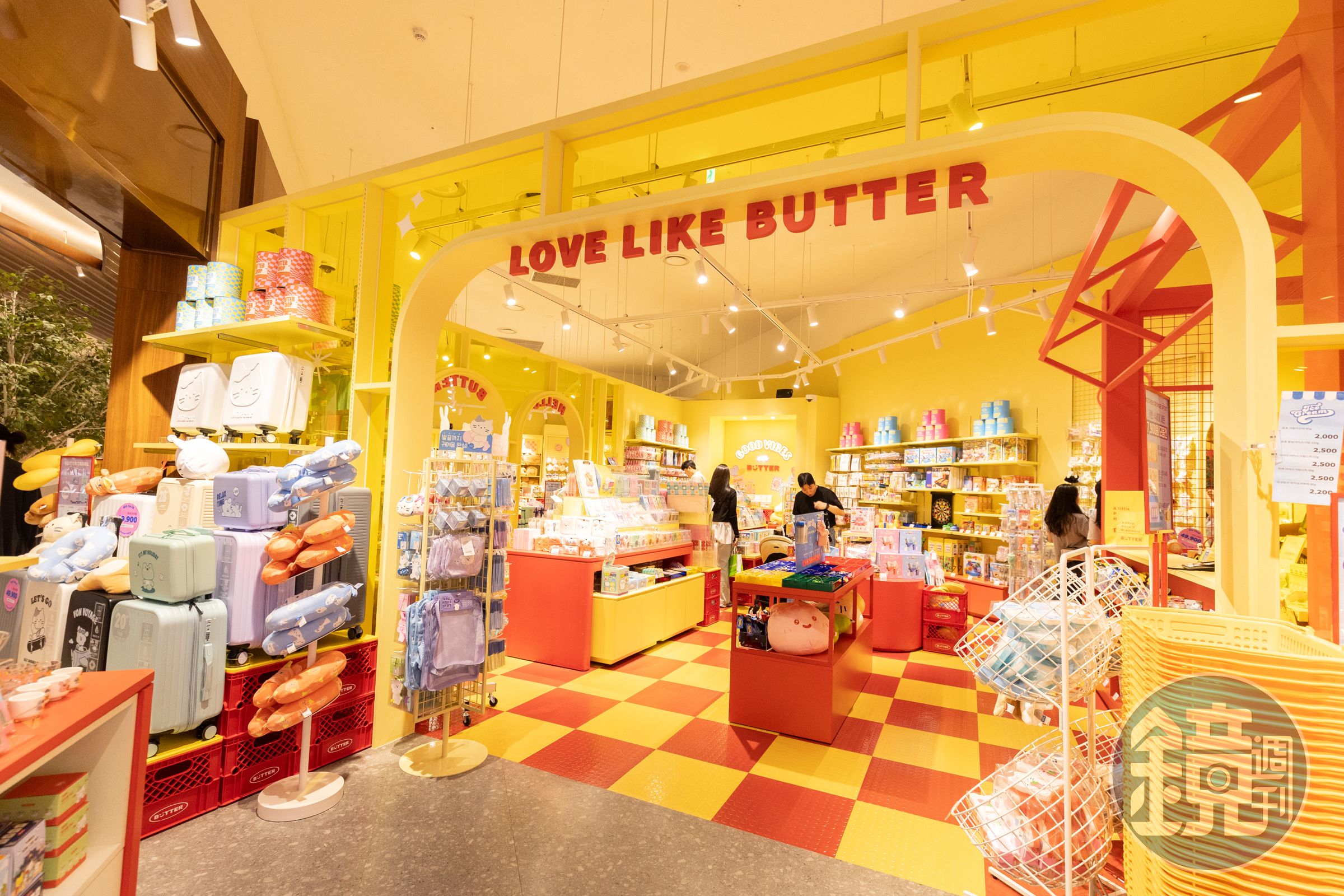 色彩繽紛的「BUTTER SHOP」是深受韓國年輕人喜愛的文創雜貨品牌，文具、玩偶、盲盒、居家用品、3C周邊等，逛都逛不完。