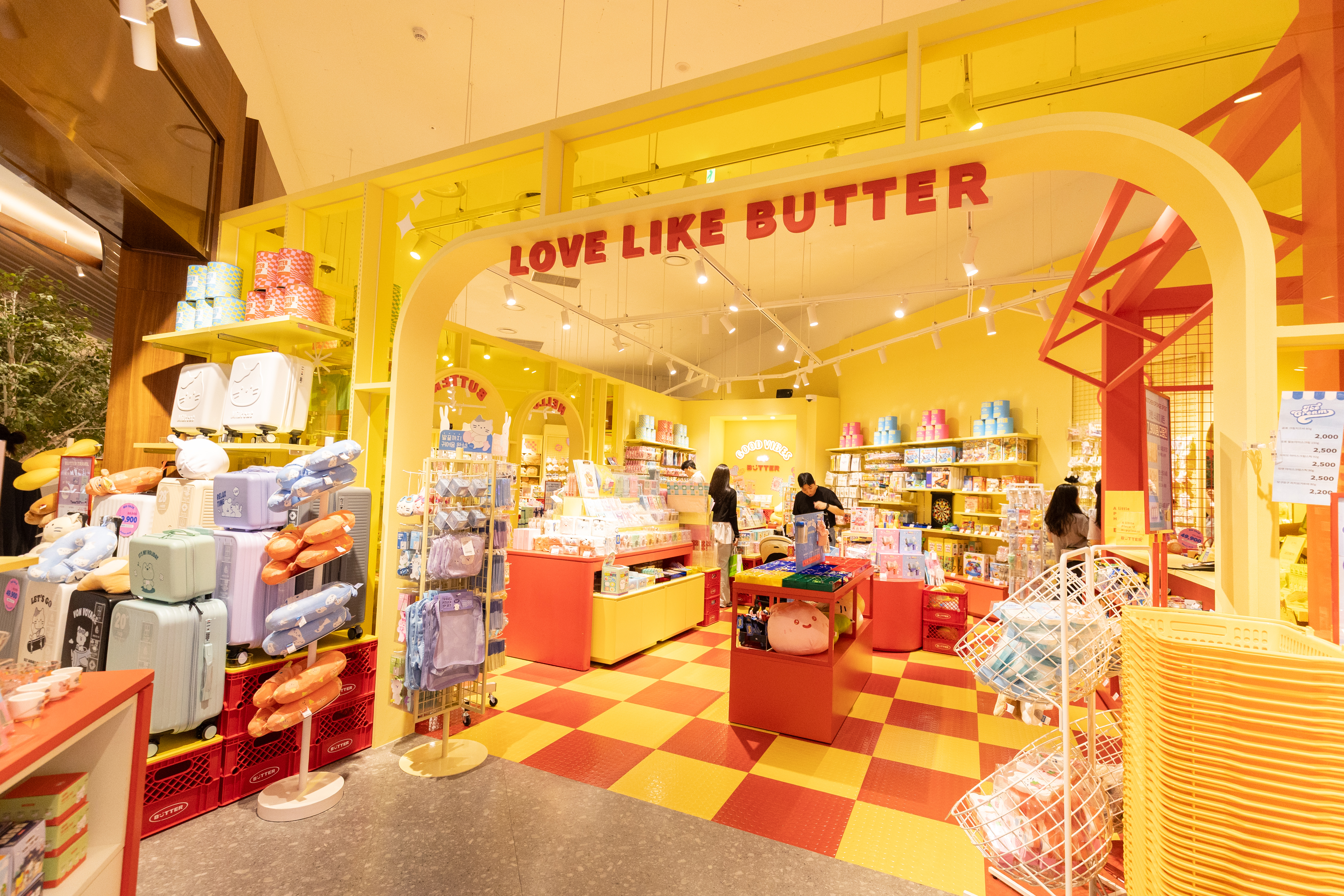 色彩繽紛的「BUTTER SHOP」是深受韓國年輕人喜愛的文創雜貨品牌，文具、玩偶、盲盒、居家用品、3C周邊等，逛都逛不完。