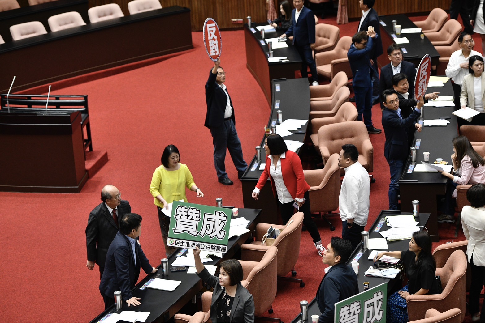 在野黨團批評經濟部電價審議委員會的電價調整方案，民進黨團副幹事長洪申翰表示，今年7月朝野各黨在《電業法》協商的修法提案上取得共識，難道這個修法只能拿來欣賞嗎？（本刊資料照）