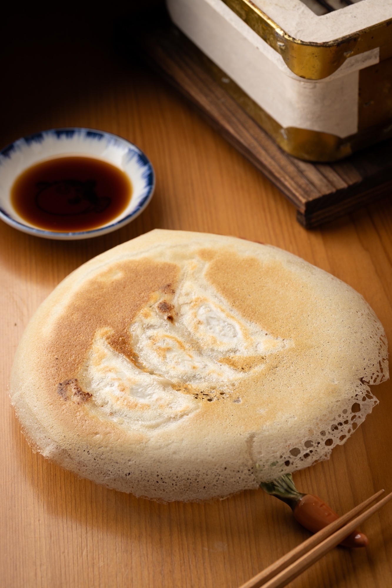 「和牛餃子」以鹿兒島A5和牛入餡,透過麵粉水與油煎出酥脆冰花外殼,將餃子升級成奢華版小料理。(99元/3個)
