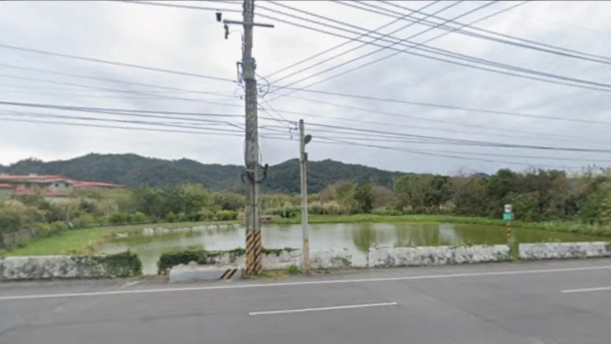 新竹縣關西鎮昨（4日）下午公有池塘驚見一具屍塊，死者身分曝光。（翻攝自GoogleMaps）