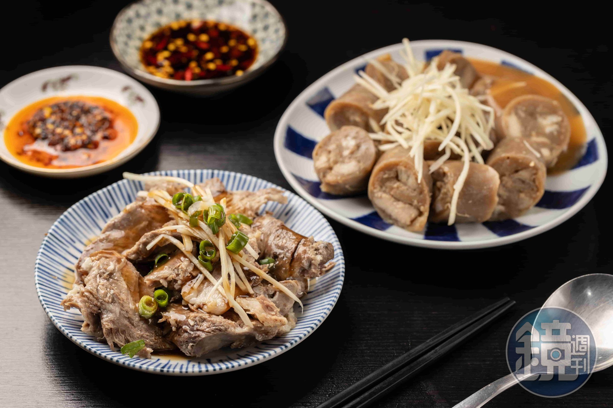 細緻軟嫩的「豬頭肉」（左，50元／份）與同樣是客家傳統小吃的「水煙腸」（右，50元／份）都可以來一份。