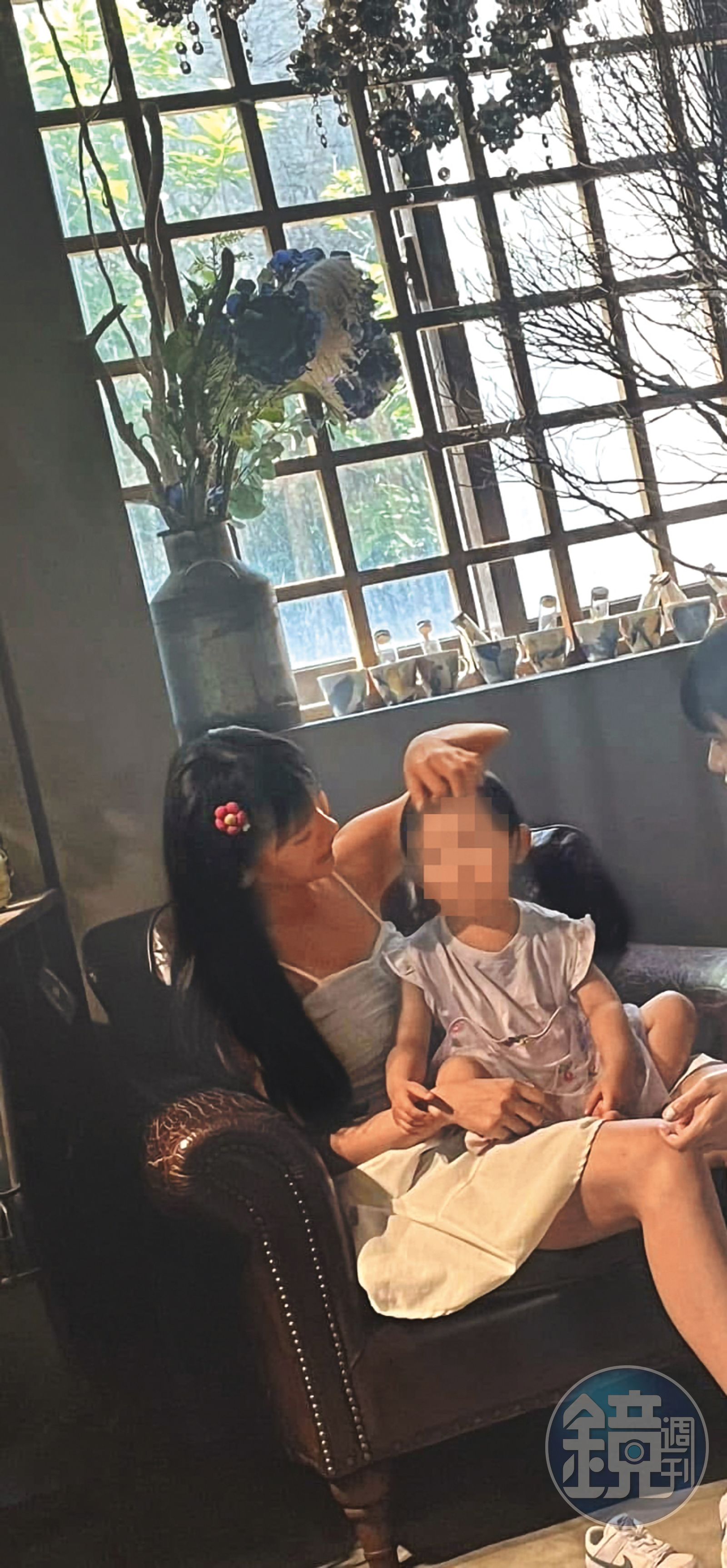 昆娜曾帶著年幼的女兒外出，母女間互動親暱。（讀者提供）