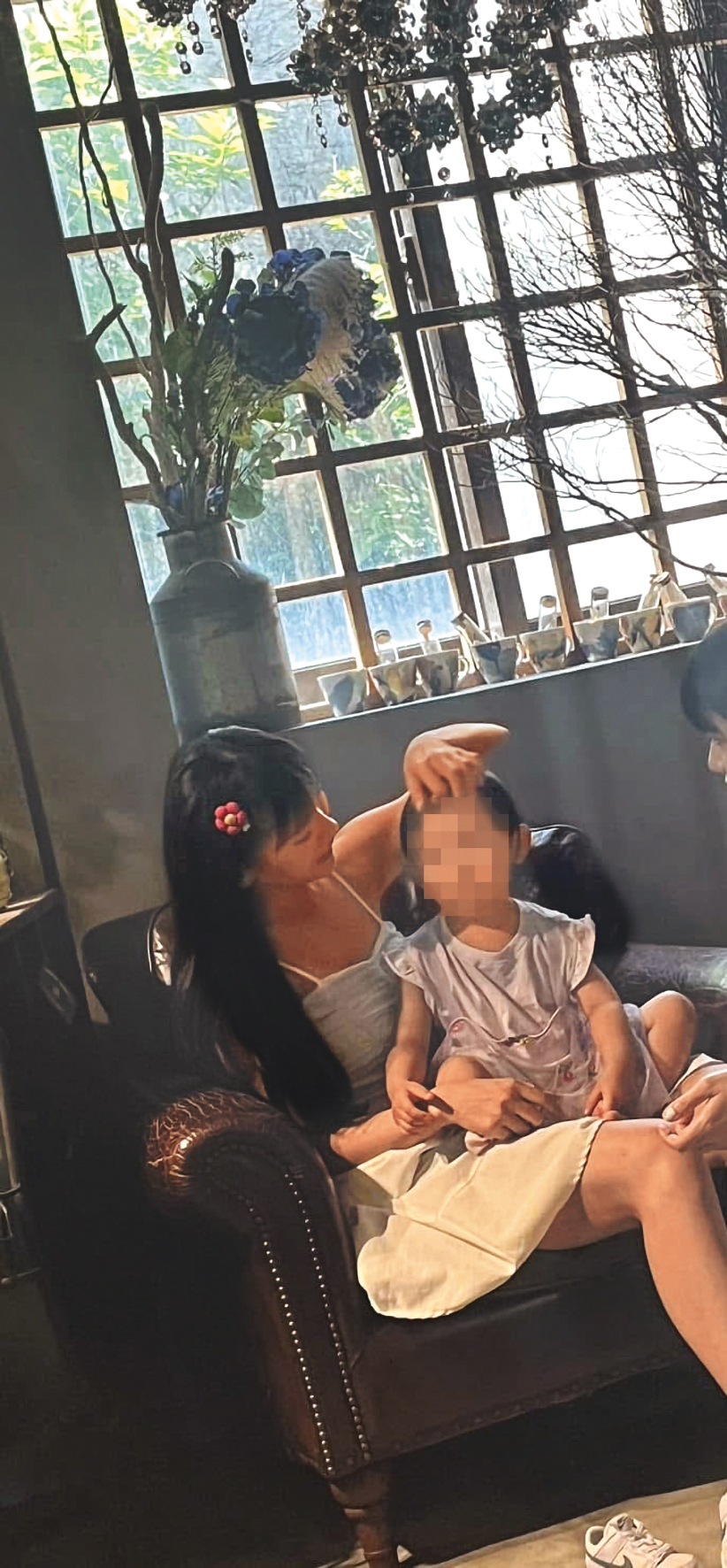 昆娜曾帶著年幼的女兒外出，母女間互動親暱。（讀者提供）