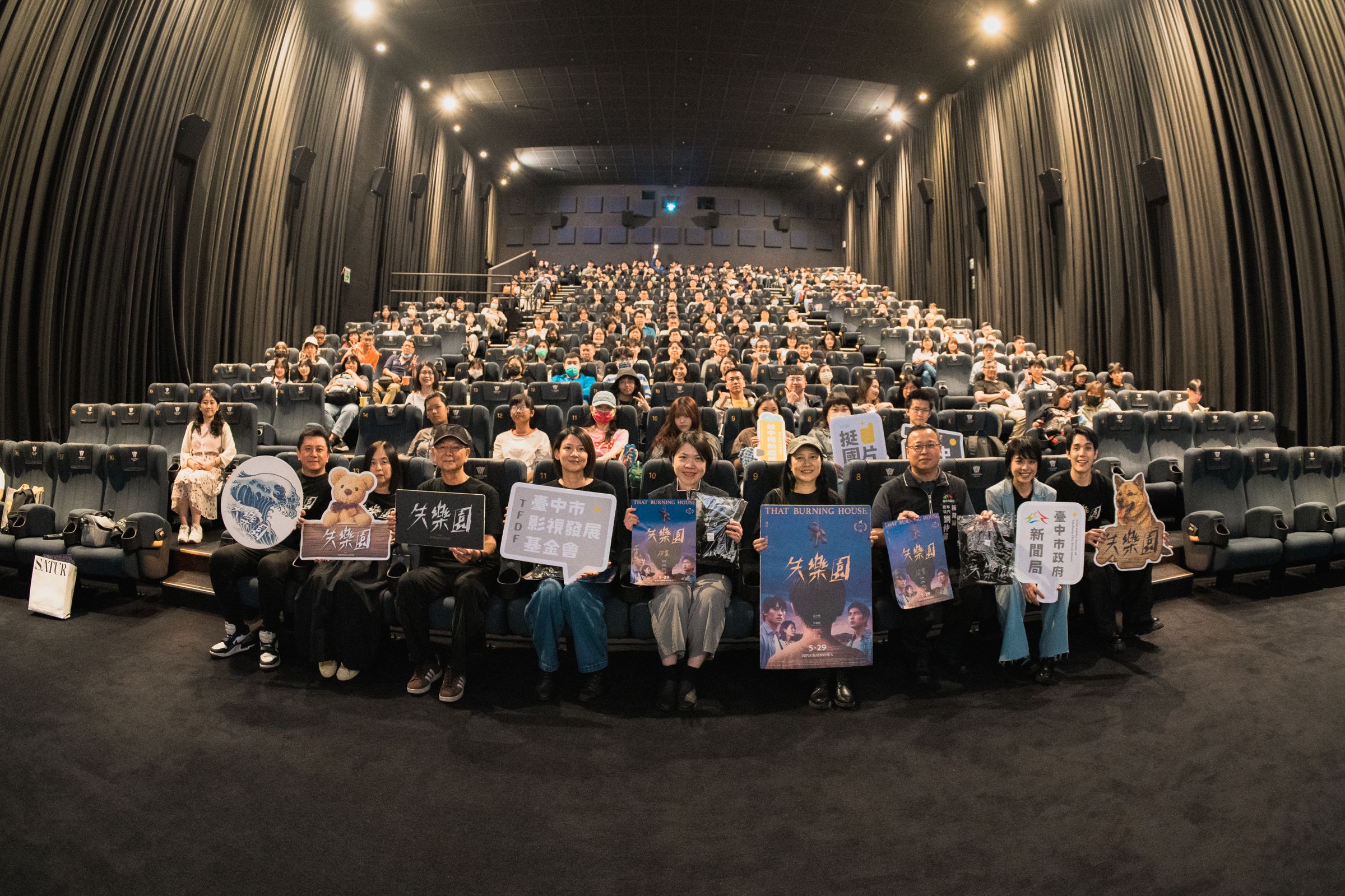 主創團隊導演蔡銀娟、監製李志薔、監製李怡芳，率領演員陳彥嘉、李夢苡樺、粘詩楷出席台中特映會。（「冬候鳥電影」 、「文策院」提供）