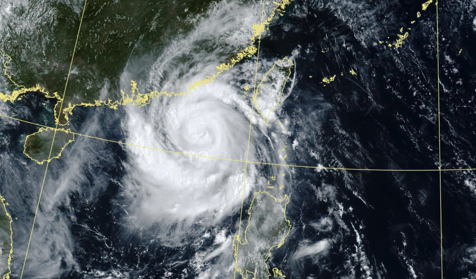 紅霞變胖又變壯升級中度颱風，它雖然漸漸遠離台灣，但外圍環流仍影響台灣。（中央氣象署提供）