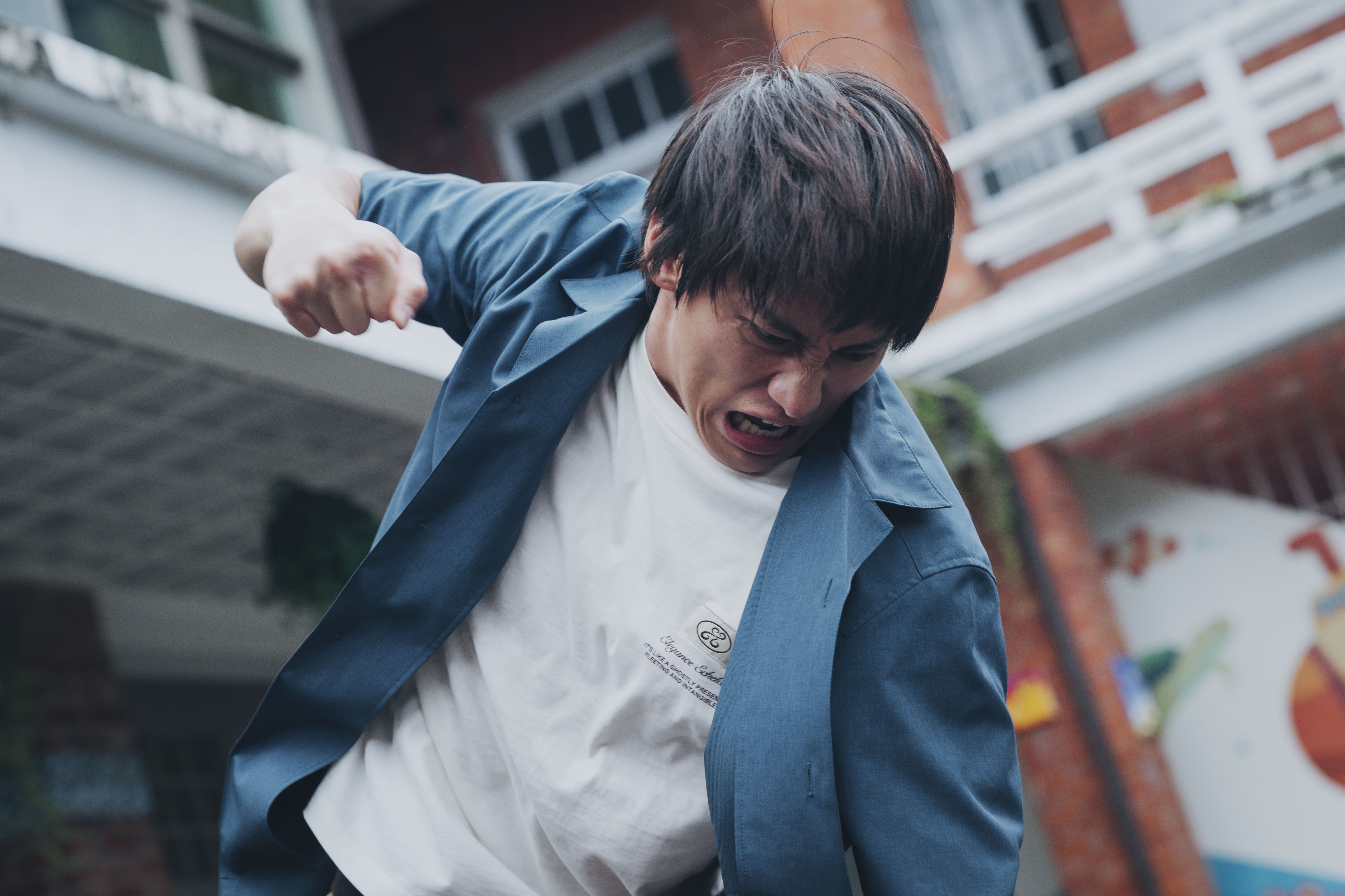 范少勳飾演的社工承受巨大的工作壓力。（冬候鳥電影 、文策院提供）
